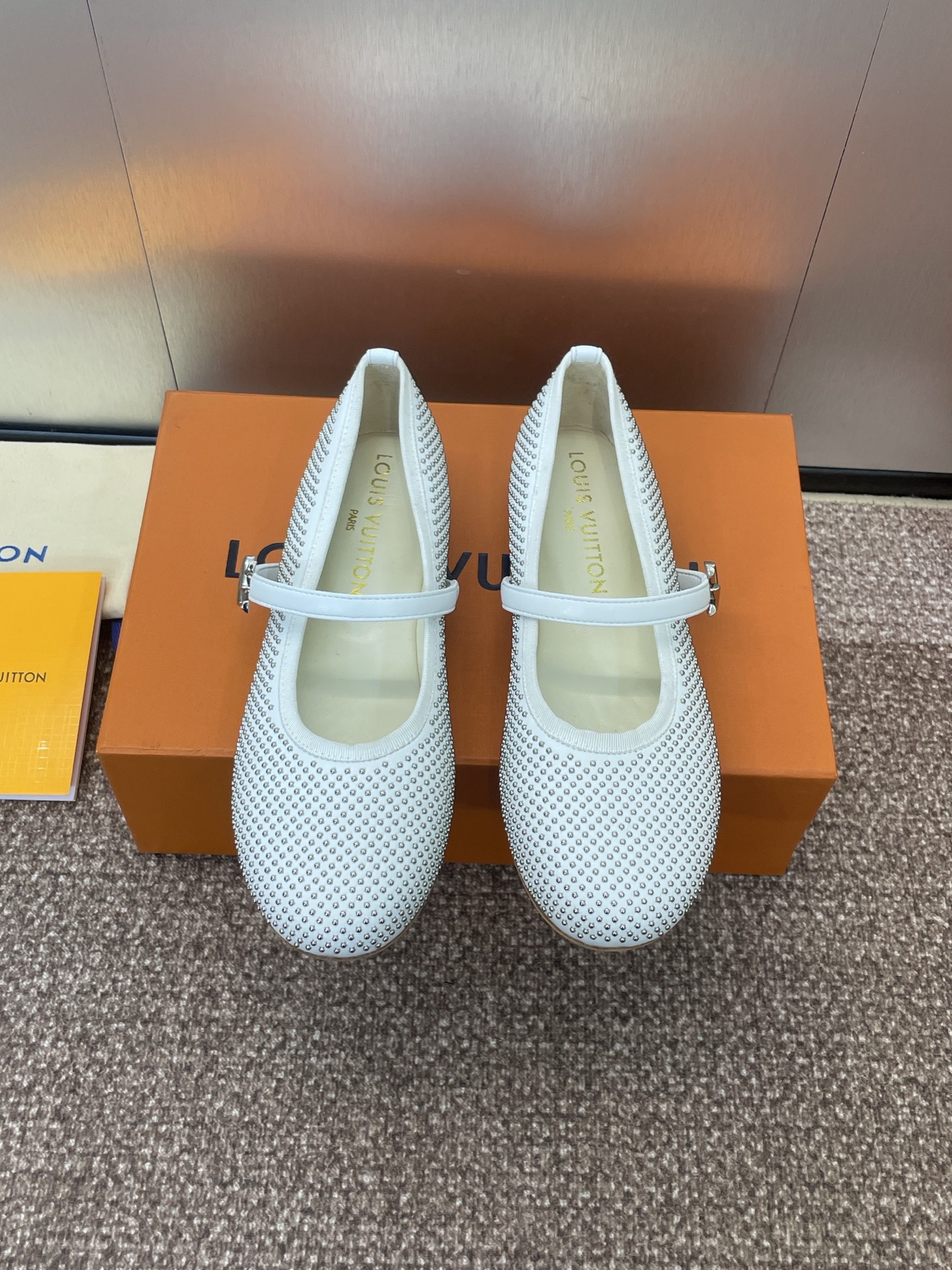 NO:254680,Louis Vuitton Spring and summer new flat ballet doll women's shoes LV romy series letter logo hardware buckle punk style rivet round toe color-blocking women's single shoes Material upper imported calfskin   water dyed sheepskin lining   Italian genuine leather outsole Size35-41 (40.41 custom-made without return or exchange), ballet shoes, louis vuitton, louis vuitton, cowhide, sheepskin, Leather soles19860909Louis Vuitton 春夏新款平底芭蕾舞娃娃女鞋 LV romy系列字母logo五金扣朋克风格铆钉圆头拼色女单鞋 材质鞋面进口小牛皮 水染羊皮内里 意大利真皮大底 Size35-41（40.41定制不退换）,芭蕾舞鞋,louis vuitton,louis vuitton,cowhide,sheepskin,Leather soles,Women's Shoes