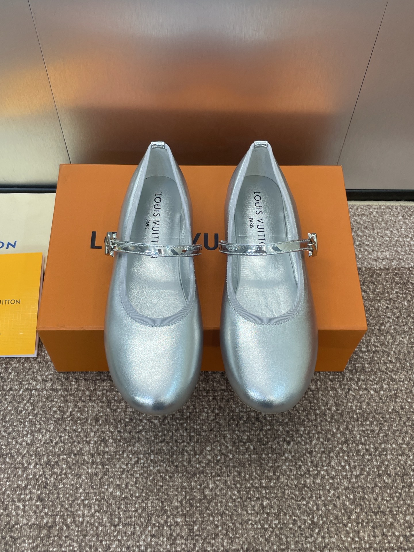 NO:254686,Louis Vuitton Spring and summer new flat ballet doll women's shoes LV romy series letter logo hardware buckle round toe color-blocked women's single shoes Material upper imported calfskin/beef patent leather/metal sheepskin   water dyed sheepskin lining   Italian genuine leather outsole Size35-41 (40.41 custom-made without return or exchange), ballet shoes, louis vuitton, louis vuitton, cowhide, sheepskin, Leather soles19860909Louis Vuitton 春夏新款平底芭蕾舞娃娃女鞋 LV romy系列字母logo五金扣圆头拼色女单鞋 材质鞋面进口小牛皮/牛漆皮/金属羊皮 水染羊皮内里 意大利真皮大底 Size35-41（40.41定制不退换）,芭蕾舞鞋,louis vuitton,louis vuitton,cowhide,sheepskin,Leather soles,Women's Shoes