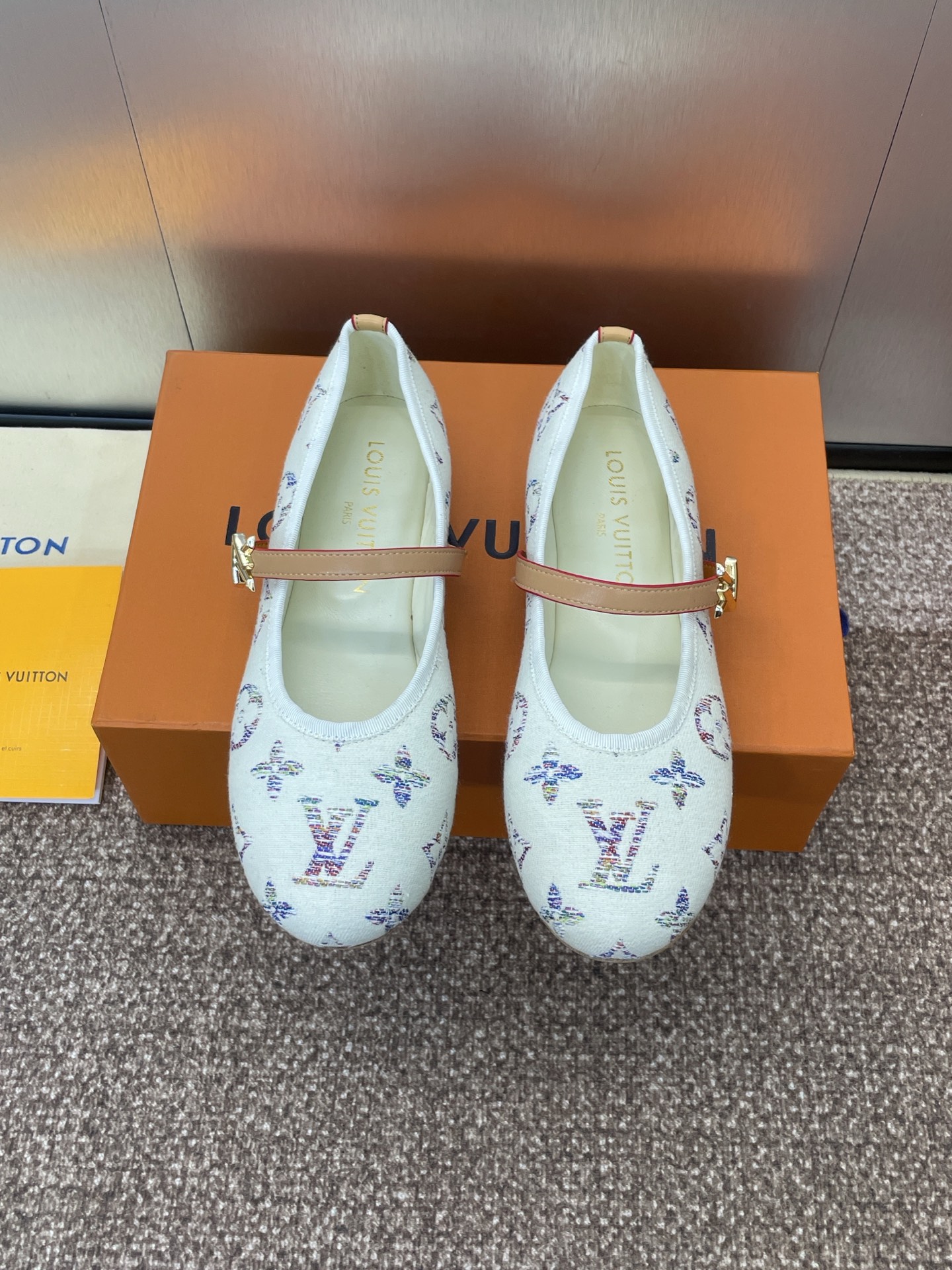 NO:254688,Louis Vuitton Spring and summer new flat ballet doll women's shoes LV romy series letter logo hardware buckle punk style rivet round toe color-blocking women's single shoes Material upper imported environmentally friendly breathable presbyterian leather   water dyed sheepskin inner   Italian leather outsole Size35-41 (40.41 custom-made without return or exchange), ballet shoes, louis vuitton, louis vuitton, sheepskin, Leather soles19860909Louis Vuitton 春夏新款平底芭蕾舞娃娃女鞋 LV romy系列字母logo五金扣朋克风格铆钉圆头拼色女单鞋 材质鞋面进口环保透气老花皮 水染羊皮内里 意大利真皮大底 Size35-41（40.41定制不退换）,芭蕾舞鞋,louis vuitton,louis vuitton,sheepskin,Leather soles,Women's Shoes