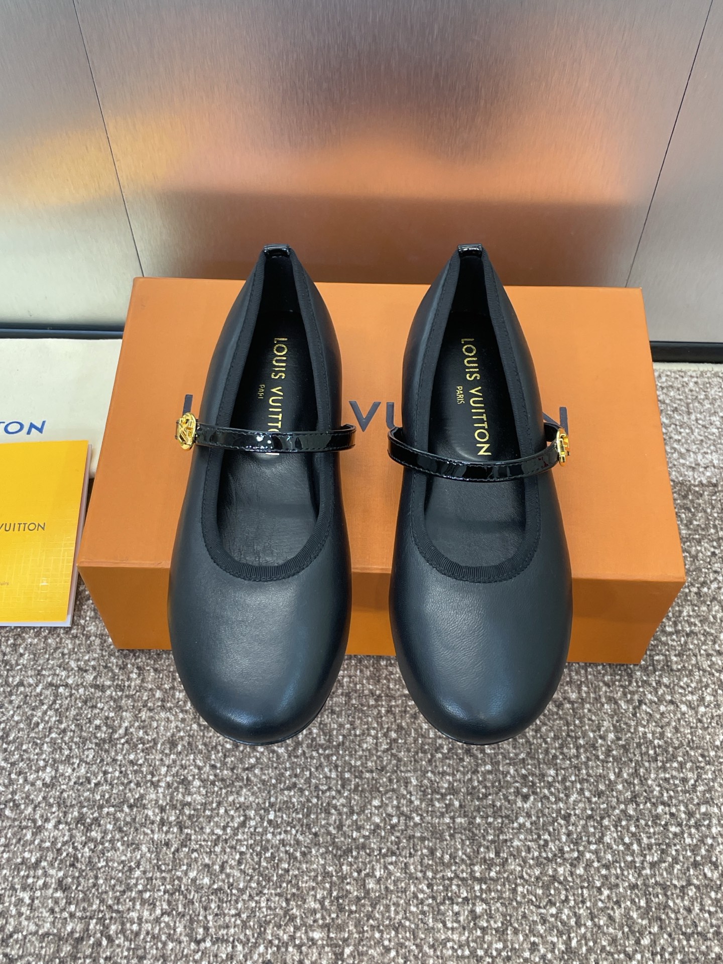 NO:254690,Louis Vuitton Spring and summer new flat ballet doll women's shoes LV romy series letter logo hardware buckle round toe color-blocked women's single shoes Material upper imported calfskin   water dyed sheepskin inner lining   Italian genuine leather soles Size35-41 (40.41 custom-made without return or exchange), ballet shoes, louis vuitton, louis vuitton, cowhide, sheepskin, Leather soles19860909Louis Vuitton 春夏新款平底芭蕾舞娃娃女鞋 LV romy系列字母logo五金扣圆头拼色女单鞋 材质鞋面进口小牛皮 水染羊皮内里 意大利真皮大底 Size35-41（40.41定制不退换）,芭蕾舞鞋,louis vuitton,louis vuitton,cowhide,sheepskin,Leather soles,Women's Shoes