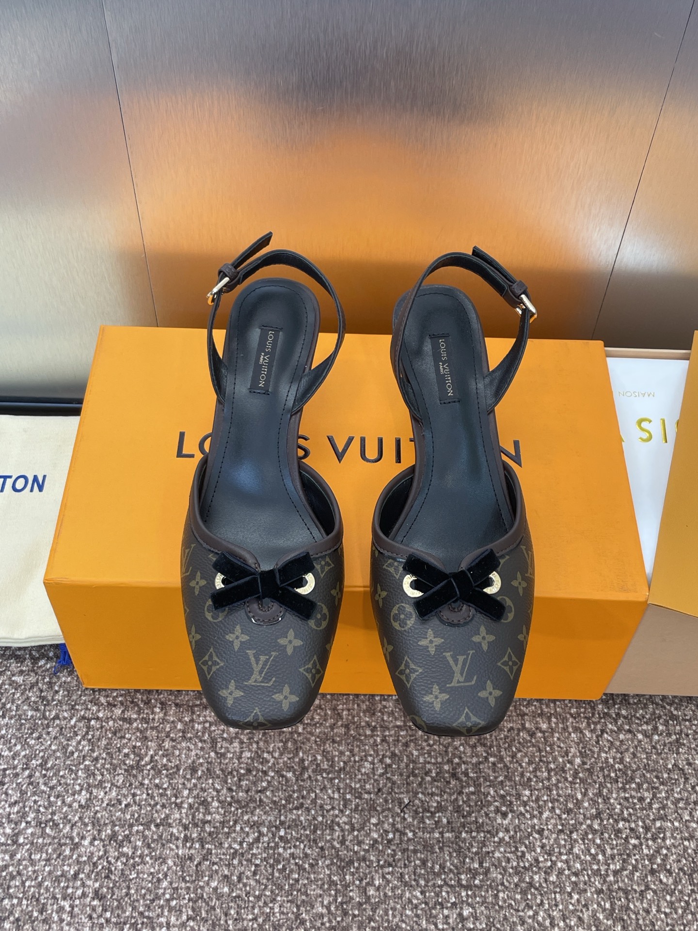 NO:254728,Louis Vuitton Spring and summer new cat heel butterfly fruit frozen color women's shoes LV letter logo hardware buckle square toe color-blocking rear empty sandals Material upper imported environmentally friendly breathable presbyterian leather   water dyed sheepskin inner   Italian leather outsole Heel height 5.5CM Size34-42 (34. 40.41.42 custom-made non-return), high heels, louis vuitton, louis vuitton, sandals, high heels, sheepskin, Leather soles19860909Louis Vuitton 春夏新款猫跟蝴蝶结果冻色女鞋 LV 字母logo五金扣方头拼色后空凉鞋 材质鞋面进口环保透气老花皮 水染羊皮内里 意大利真皮大底 跟高5.5CM Size34-42（34. 40.41.42定制不退换）,高跟鞋,louis vuitton,louis vuitton,sandals,high heels,sheepskin,Leather soles,Women's Shoes