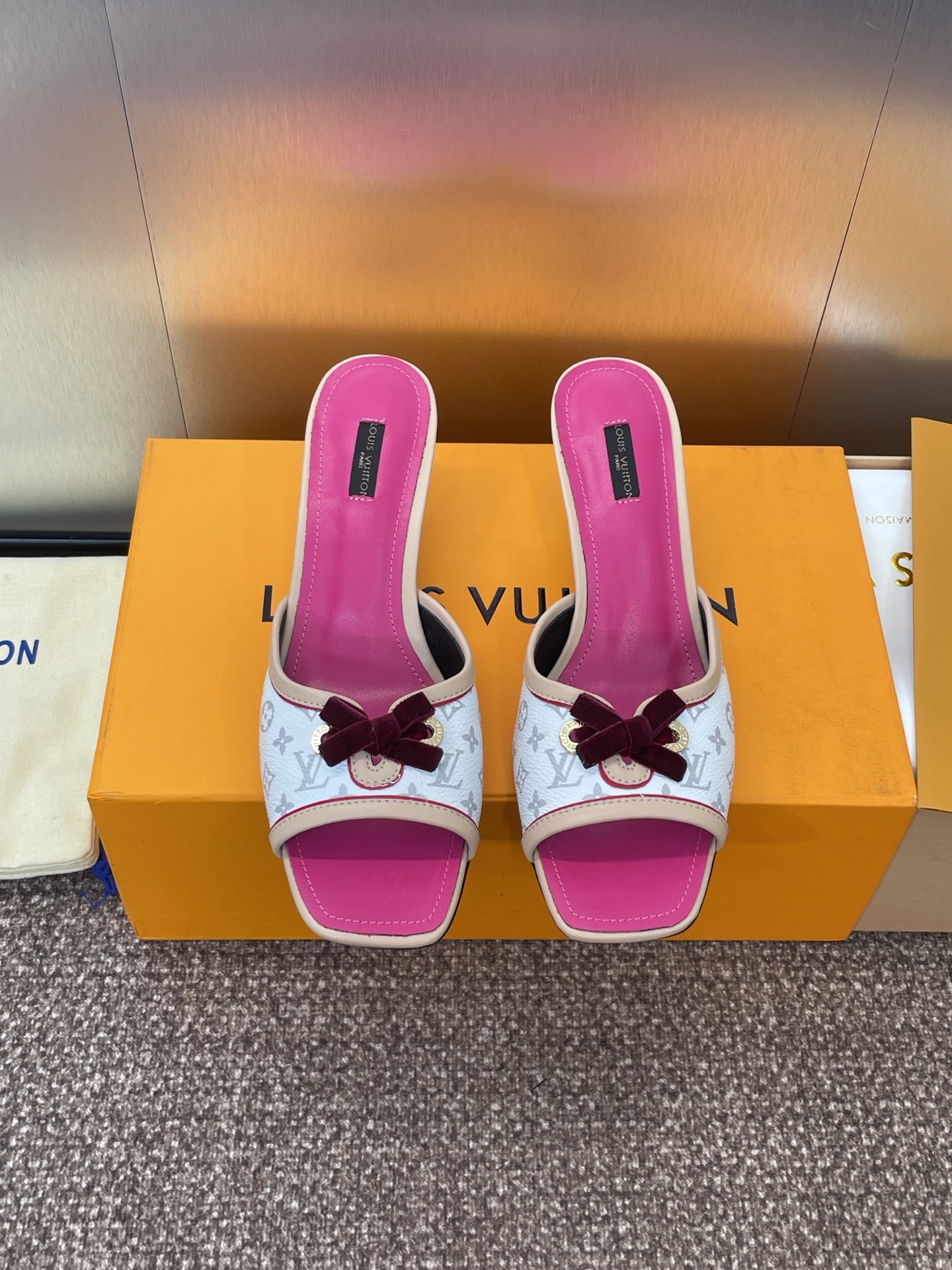 NO:254732,Louis Vuitton Spring and summer new cat heel butterfly fruit frozen color women's shoes LV letter logo hardware button square toe color-blocking sandals Material upper imported environmentally friendly breathable presbyterian leather   water dyed sheepskin inner   Italian genuine leather outsole Heel height 5.5CM Size34-42 (34. 40.41.42 custom-made non-return and exchange), high heels, louis vuitton, louis vuitton, high heels, slippers, sheepskin, Leather soles19860909Louis Vuitton 春夏新款猫跟蝴蝶结果冻色女鞋 LV 字母logo五金扣方头拼色凉拖鞋 材质鞋面进口环保透气老花皮 水染羊皮内里 意大利真皮大底 跟高5.5CM Size34-42（34. 40.41.42定制不退换）,高跟鞋,louis vuitton,louis vuitton,high heels,slippers,sheepskin,Leather soles,Women's Shoes