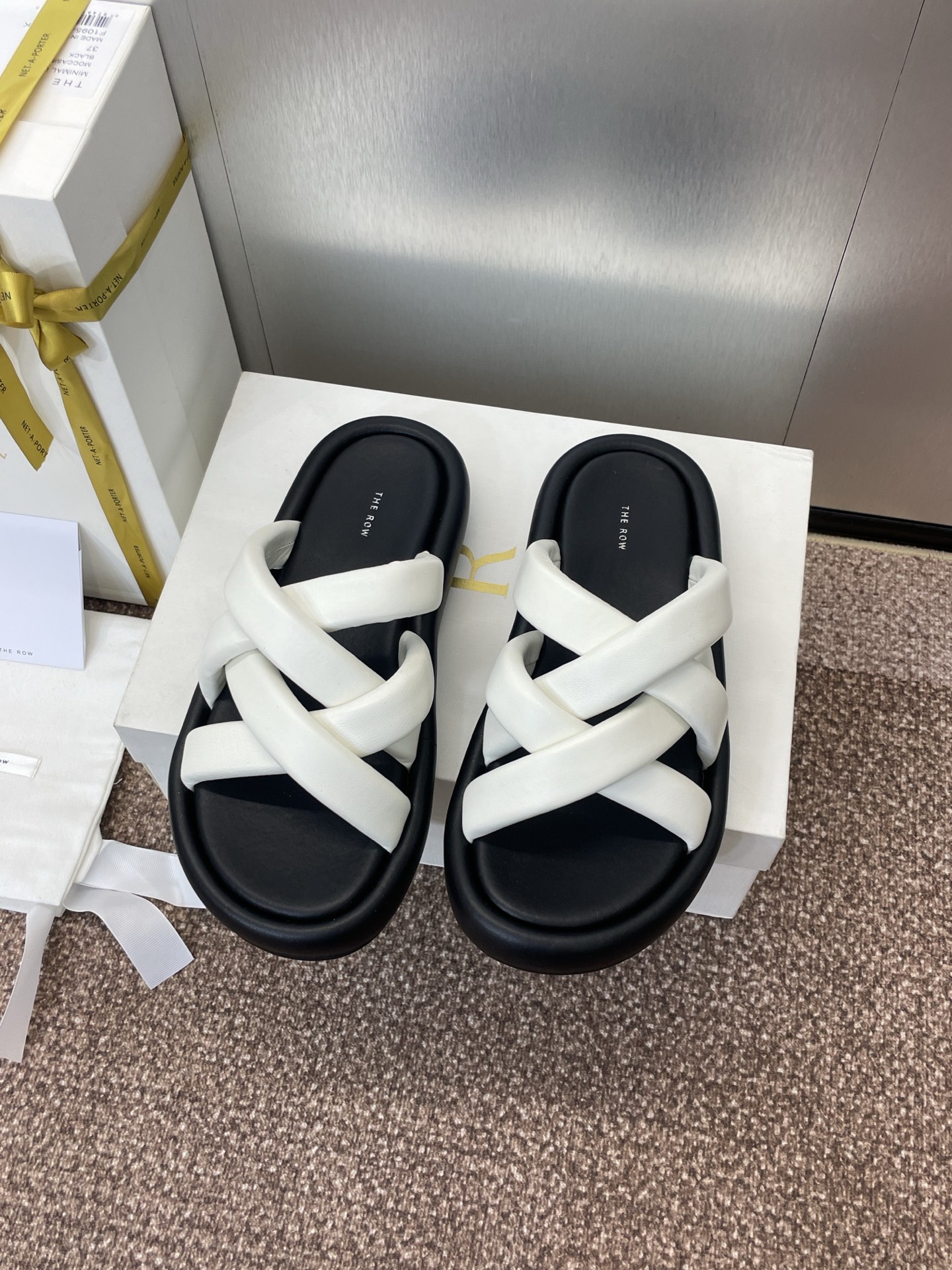 NO:254693,The Row Spring and summer new cross-belt color-blocked women's shoes, thick sole round toe woven bread slippers, material upper original custom mixed-bred sheepskin   water dyed sheepskin inner lining   original mold-open anti-slip sole, 3CM thick sole Size35-39 (40 custom-made without return and exchange), slippers, slippers, sheepskin19860909The Row 春夏新款交叉带拼色女鞋 厚底圆头编织面包拖鞋 材质鞋面原版定制混种羊皮 水染羊皮内里 原版开模防滑大底 底厚3CM Size35-39（40定制不退换）,拖鞋,slippers,sheepskin,Women's Shoes