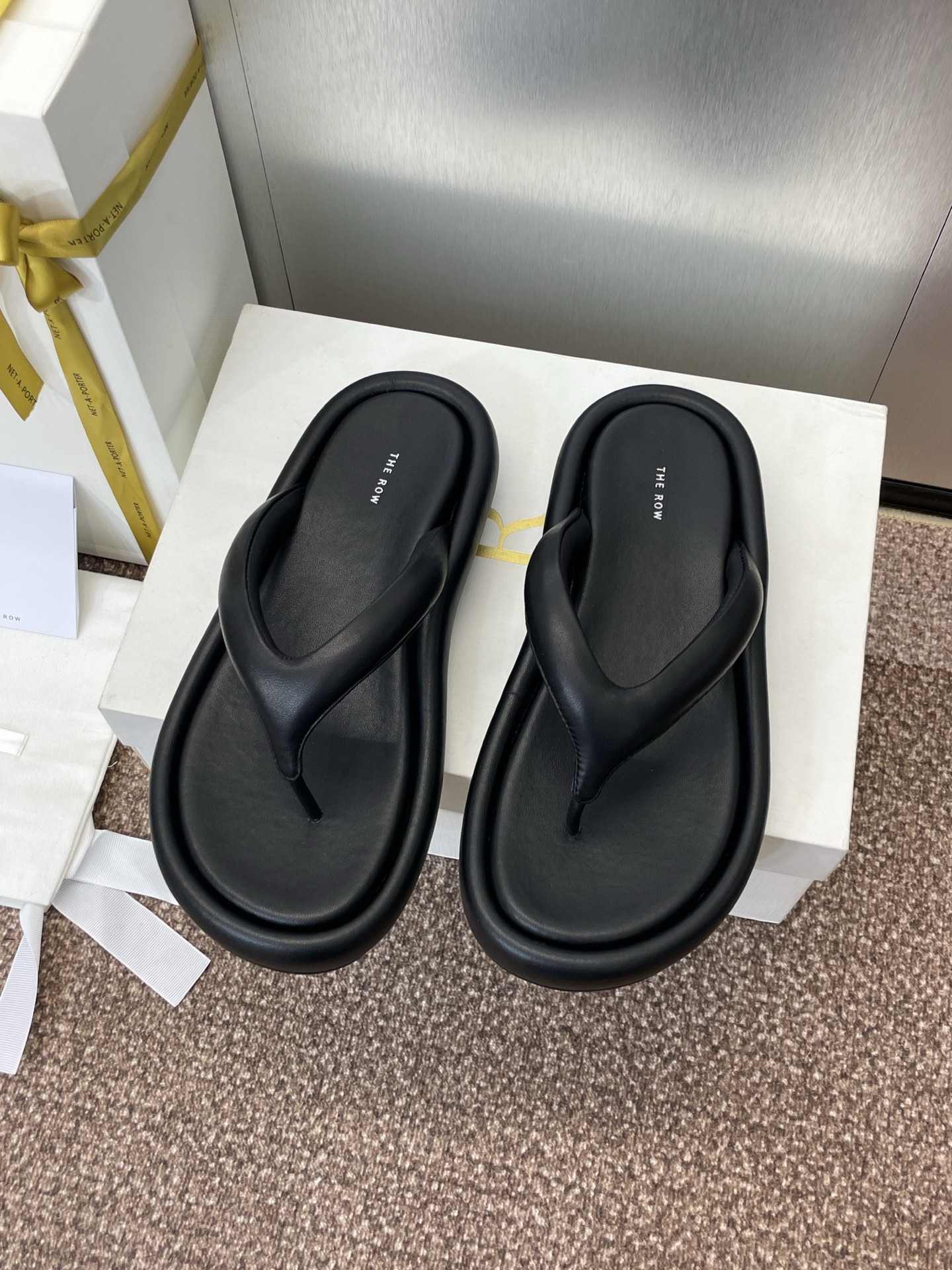 NO:254697,Black and white/silver The Row Spring and Summer New Women's Shoes Thick-soled Round-toe Bread Flip Flops Material Upper Original Customized Mixed Breed Sheepskin/Metal Sheepskin   Water-dyed Sheepskin Inner   Original Open-mold Anti-slip Sole Thick Sole 3CM Size35-39 (40 Customized No Return and Exchange), Slippers, slippers, sheepskin19860909黑白/银色 The Row 春夏新款女鞋 厚底圆头面包人字拖鞋 材质鞋面原版定制混种羊皮/金属羊皮 水染羊皮内里 原版开模防滑大底 底厚3CM Size35-39（40定制不退换）,拖鞋,slippers,sheepskin,Women's Shoes