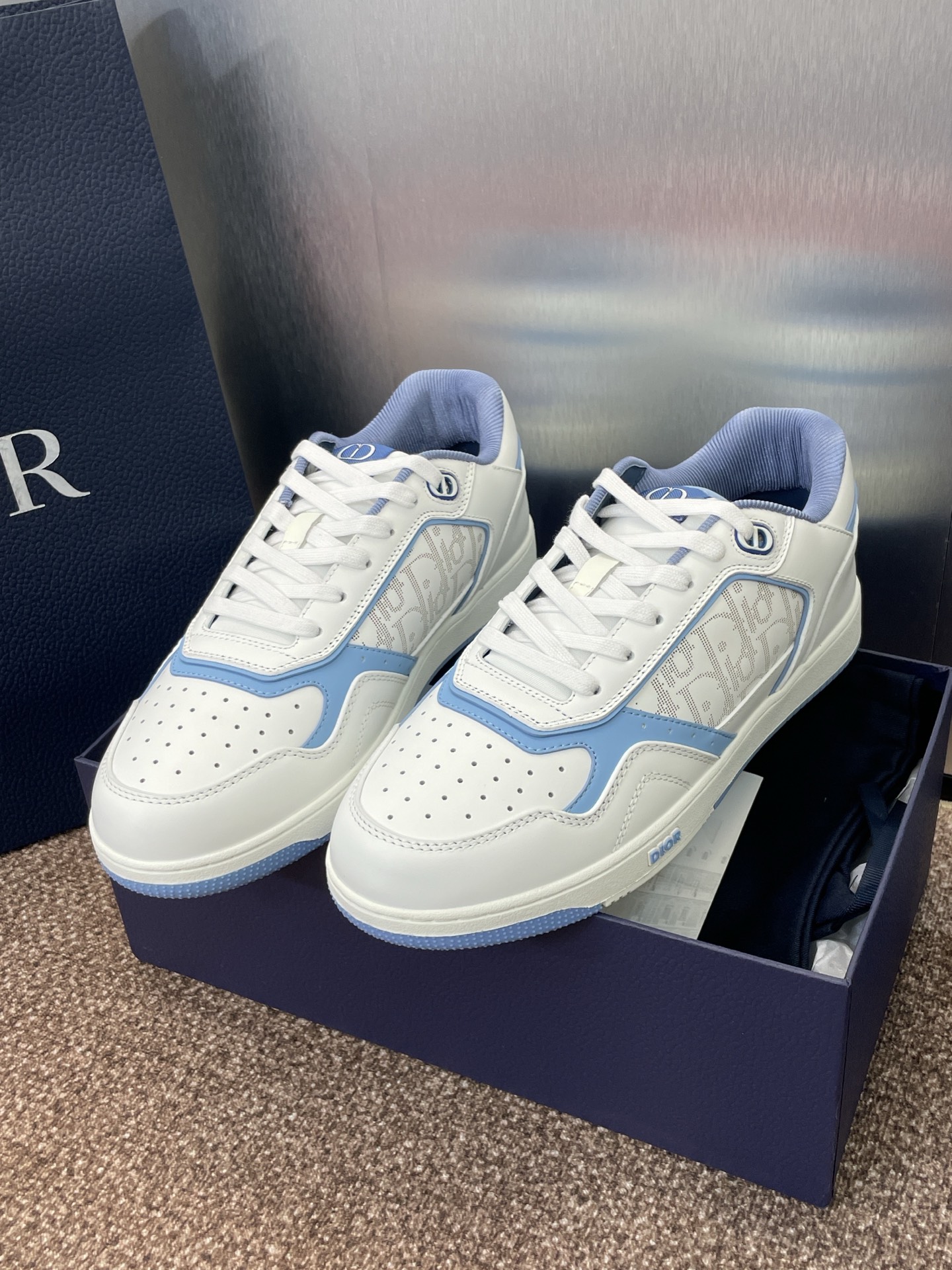 NO:254683,Print Dior Spring and Summer Latest Velcro Casual Shoes Dior OBLIQUE B27 CD Printed Letter Logo Round toe High-top Lace-up Skateboard Shoes Celebrity Flat Sole Presbyterian Color Patch Shoes Original Development Top Purchase Quality Material: Original Customized Top Calfskin/Environmental Canvas Electric Embroidery Fabric   Original Open-Die Tpu Outsole   Imported Breathable Mesh Fabric Inner Size Women's Size 35-40 (Women's Size 40 Customized) Men's Size 39-47 (.45.46.47 Customized No Return or Exchange), Casual Shoes/Sneakers, Dior, Dior, Sneakers, cowhide19860909打印 迪奥 春夏最新情侣款魔术贴休闲鞋 Dior OBLIQUE B27 CD印花字母logo圆头高帮系带滑板鞋 明星同款平底老花拼色运动鞋 原版开发 顶级代购品质 材质:原版定制顶级小牛皮/环保帆布电绣面料 原版开模Tpu大底 进口透气网眼织物内里 Size女码35-40（女码40定制） 男码39-47（.45.46.47定制不退不换）,休闲鞋/运动鞋,dior,dior,sneakers,cowhide,Women's Shoes