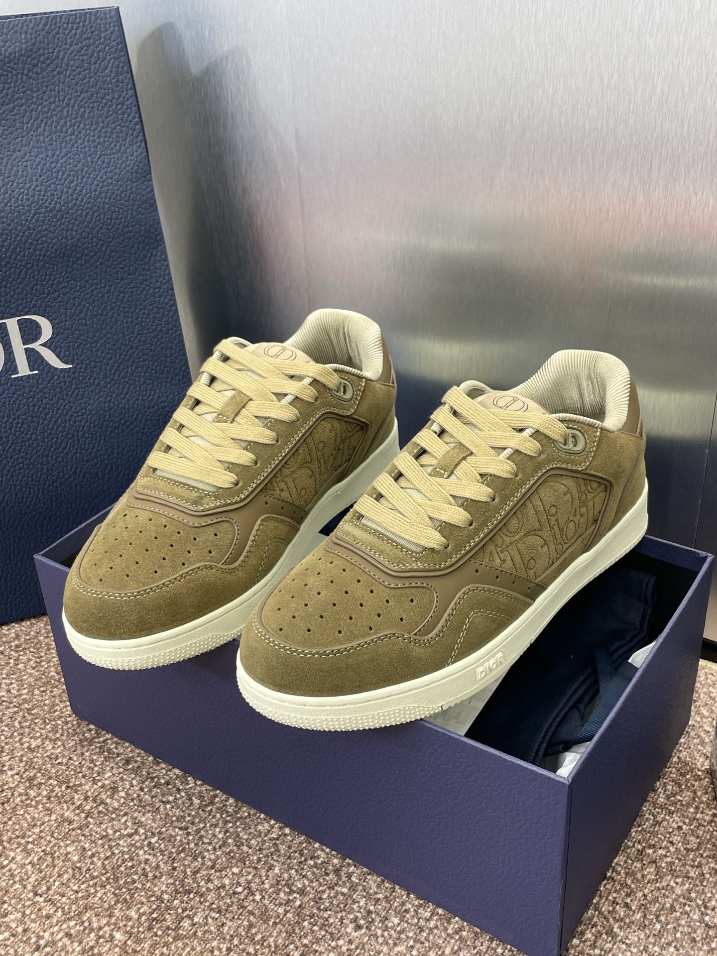 NO:254681,Dior Spring and summer latest couples Velcro casual shoes Dior OBLIQUE B27 CD printed letter logo round toe high-top lace-up skateboard shoes Celebrity same style flat-soled presbyterian color-blocking sneakers Original development Top purchasing quality Material: Original custom top calfskin/environmental canvas electric embroidery fabric   original mold opening Tpu outsole   imported breathable mesh fabric inner Size women's size 35-40 (women's size 40 customized) Men's size 39-47 (.45.46.47 customization without return or replacement), casual shoes/sports, dior, dior, sneakers, cowhide19860909迪奥 春夏最新情侣款魔术贴休闲鞋 Dior OBLIQUE B27 CD印花字母logo圆头高帮系带滑板鞋 明星同款平底老花拼色运动鞋 原版开发 顶级代购品质 材质:原版定制顶级小牛皮/环保帆布电绣面料 原版开模Tpu大底 进口透气网眼织物内里 Size女码35-40（女码40定制） 男码39-47（.45.46.47定制不退不换）,休闲鞋/运动鞋,dior,dior,sneakers,cowhide,Women's Shoes