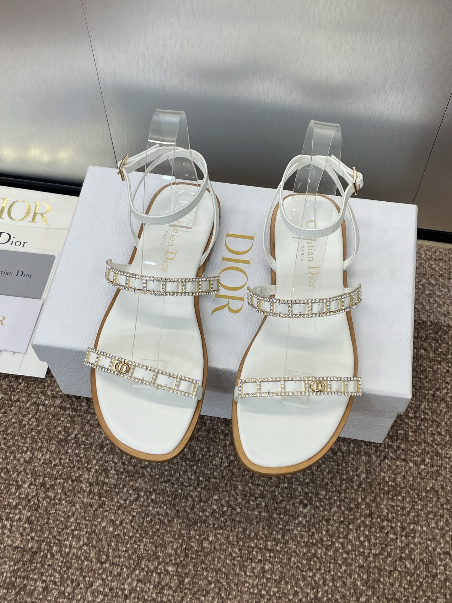 NO:254691,Dior Dior Spring and Summer latest Attitude color-blocking crystal sandals CD letter logo hardware buckle flat cross-sole open-toed women's shoes Material original custom imported calfskin/metal sheepskin   water-dyed sheepskin lining   Italian genuine leather outsole Size: 35-43 (40.41.42.43. Customized without return or replacement), sandals, dior, dior, sandals, cowhide, sheepskin, Leather soles19860909迪奥 Dior 春夏最新款Attitude 拼色水晶凉鞋 CD字母logo五金扣平底交叉带露趾女鞋 材质原版定制进口小牛皮/金属羊皮 水染羊皮内里 意大利真皮大底 Size:35-43（40.41.42.43.定制不退不换）,凉鞋,dior,dior,sandals,cowhide,sheepskin,Leather soles,Women's Shoes