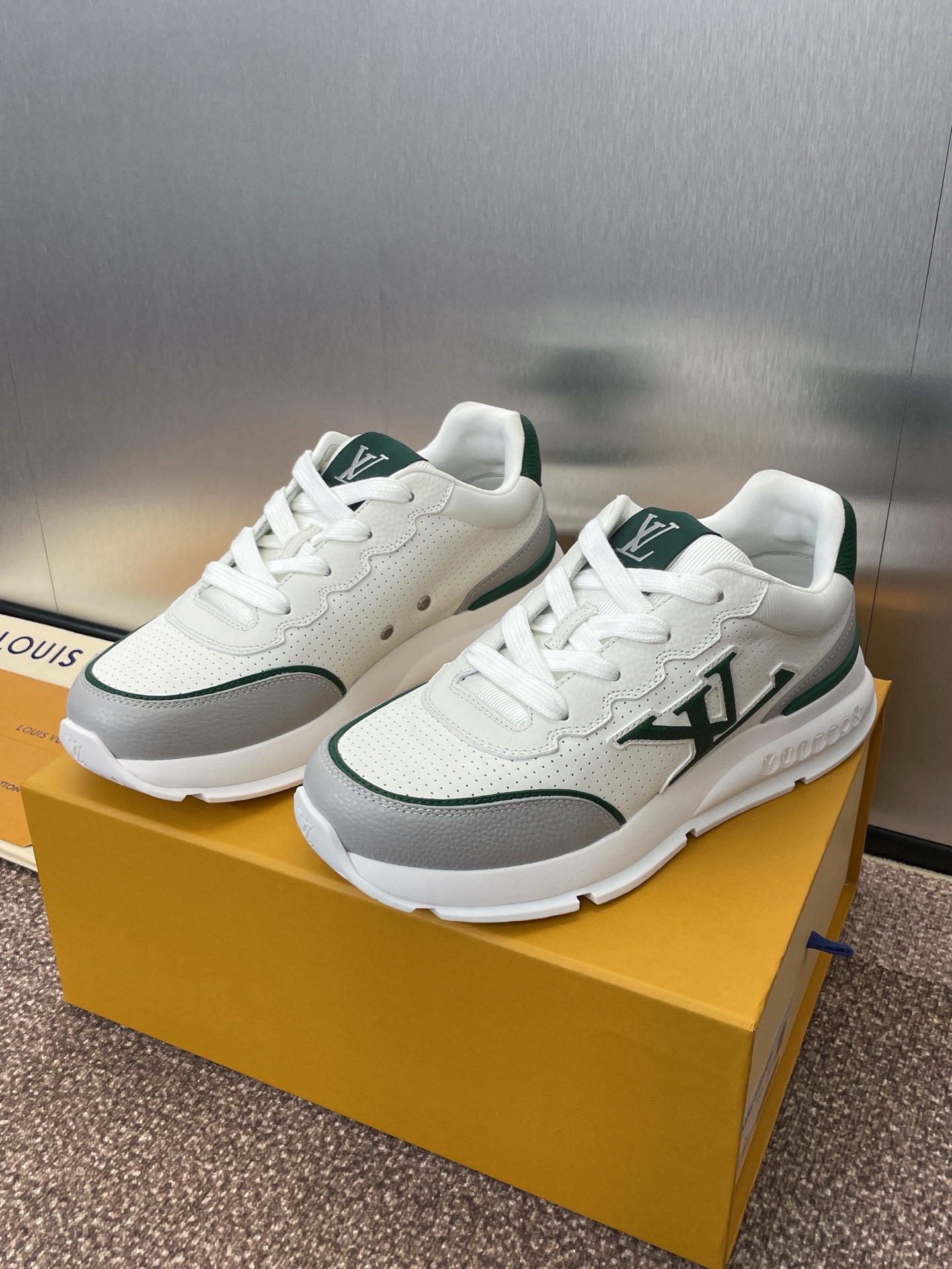 NO:254685,Louis Vuitto* Spring and summer haute couture series new jelly color tied casual sports punched men's running shoes LV letter logo pointed toe thick sole color-blocking dad shoes Material upper imported calf leather / imported sheep leather   environmentally friendly breathable mesh cloth inner lining   original mold open Tpu combination sole heel height 5CM Size38-46 (38. 46 custom non-return and exchange), casual shoes / sports shoes, louis vuitton, louis vuitton, sneakers, cowhide, sheep19860909Louis Vuitto* 春夏高定系列新款果冻色系带休闲运动冲孔男跑鞋 LV 字母logo尖头厚底拼色老爹鞋 材质鞋面进口小牛皮/进口羊猄皮 环保透气网眼布内里 原版开模Tpu组合大底 跟高5CM Size38-46（38. 46定制不退换）,休闲鞋/运动鞋,louis vuitton,louis vuitton,sneakers,cowhide,sheep,Women's Shoes