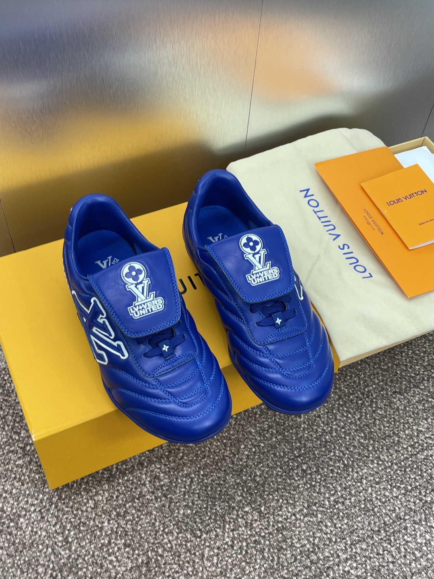 NO:254687,Louis Vuitto* Spring and summer high-end couple series new Footprint soccer jelly color lace-up casual Forrest Gump running shoes LV letter logo round toe color block sports football shoes Material upper imported mixed-bred sheepskin   water dyed cowhide inner   original open mold palm print combination sole Size women's size 35-40 Men's size 39-45, casual shoes/sports shoes, louis vuitton, louis vuitton, sneakers, cowhide, sheepskin19860909Louis Vuitto* 春夏高定情侣系列新款 Footprint soccer果冻色系带休闲阿甘跑鞋 LV 字母logo圆头拼色运动足球鞋 材质鞋面进口混种羊皮 水染牛皮内里 原版开模掌纹组合大底 Size女码35-40  男码39-45,休闲鞋/运动鞋,louis vuitton,louis vuitton,sneakers,cowhide,sheepskin,Women's Shoes