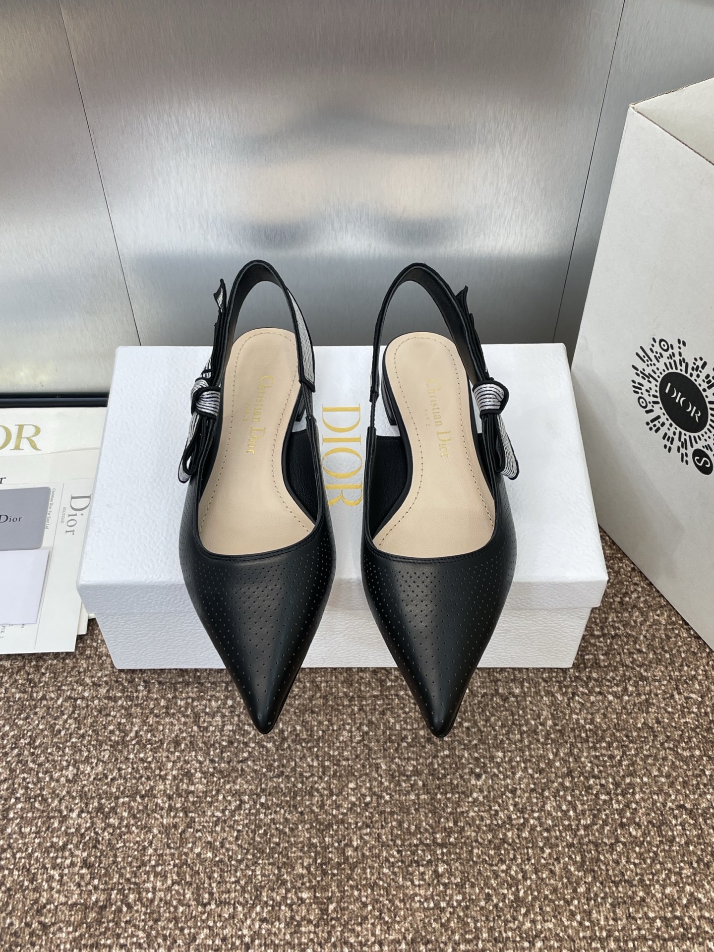 NO:254673,J'ADIOR webbing back empty sandals Dior new spring and summer punched women's shoes Toujours embroidered letter logo flat bow color block sandals top high-end version of the market, imported mixed-bred sheepskin   water-dyed sheepskin lining   Italian genuine leather outsole Size 34-44 (34. 40. 41. 42. 43. 44 customized non-return), high heels, dior, dior, sandals, high heels, sheepskin, Leather soles19860909J‘ADIOR织带后空凉鞋 迪奥 Dior 春夏新款冲孔女鞋 Toujours 刺绣字母logo平底蝴蝶结拼色凉鞋 市场顶级高端版本 材质鞋面进口混种羊皮 水染羊皮内里 意大利真皮大底 码数34-44（34. 40. 41. 42. 43. 44定制不退换）,高跟鞋,dior,dior,sandals,high heels,sheepskin,Leather soles,Women's Shoes