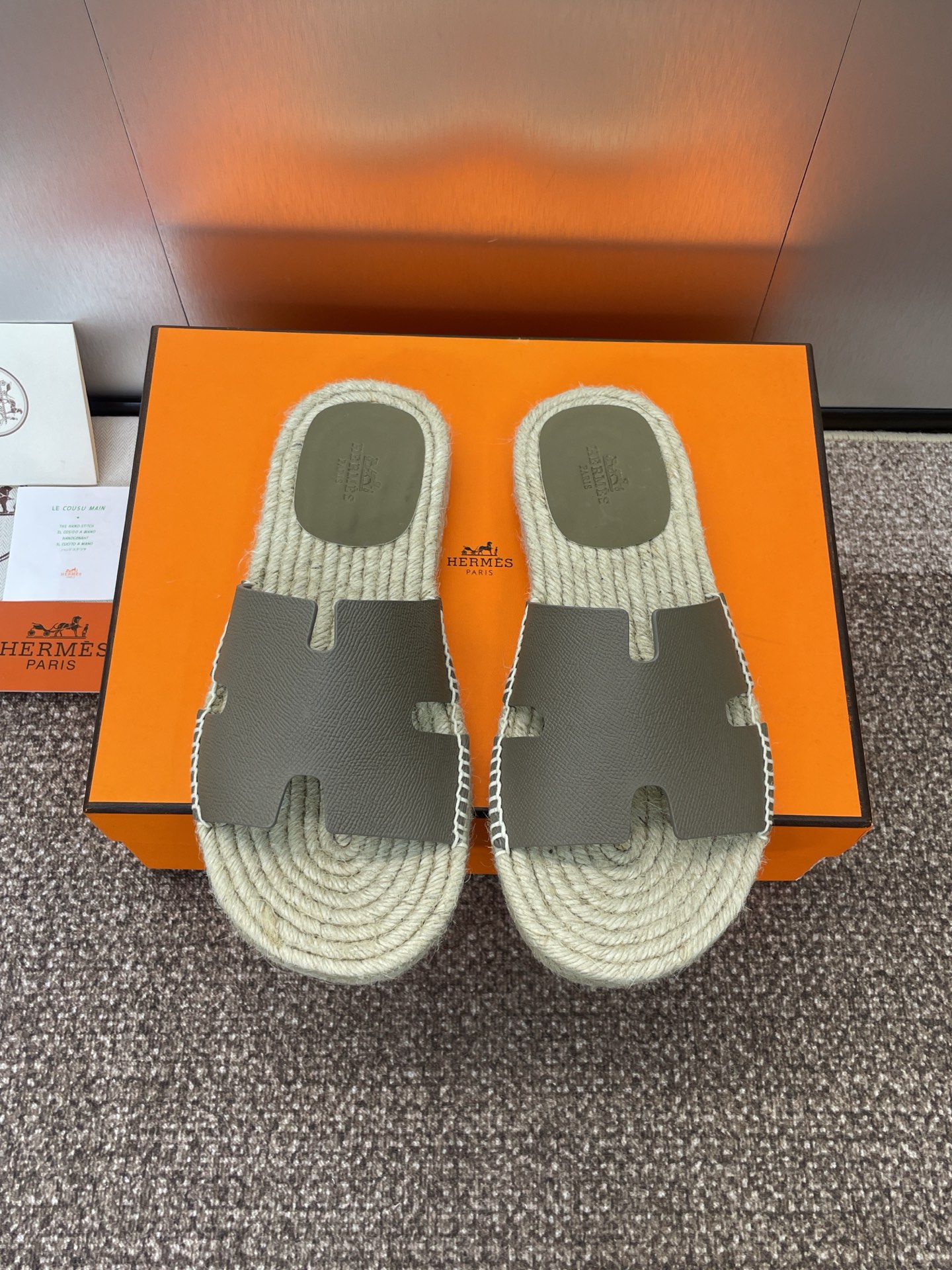 NO:240947,Hermes Hermes spring and summer new style Antigua flat-heeled round toe open-toed flip-flops straw-woven lazy beach men's shoes Material imported sheep leather/calfskin   water-dyed cowhide inner   Italian straw weaving craft combination leather outsole Size: 39-46 (46 custom made without return or exchange), slippers, hermes, hermes, slippers, espadrilles, cowhide, sheep, Leather soles19860909爱马仕 Hermes 春夏新款 Antigua 平跟拼色圆头露趾工字拖草编懒人沙滩男鞋 材质进口羊猄皮/小牛皮 水染牛皮内里 意大利草编工艺组合真皮大底 Size: 39-46（46定制不退换）,拖鞋,hermes,hermes,slippers,espadrilles,cowhide,sheep,Leather soles,Women's Shoes