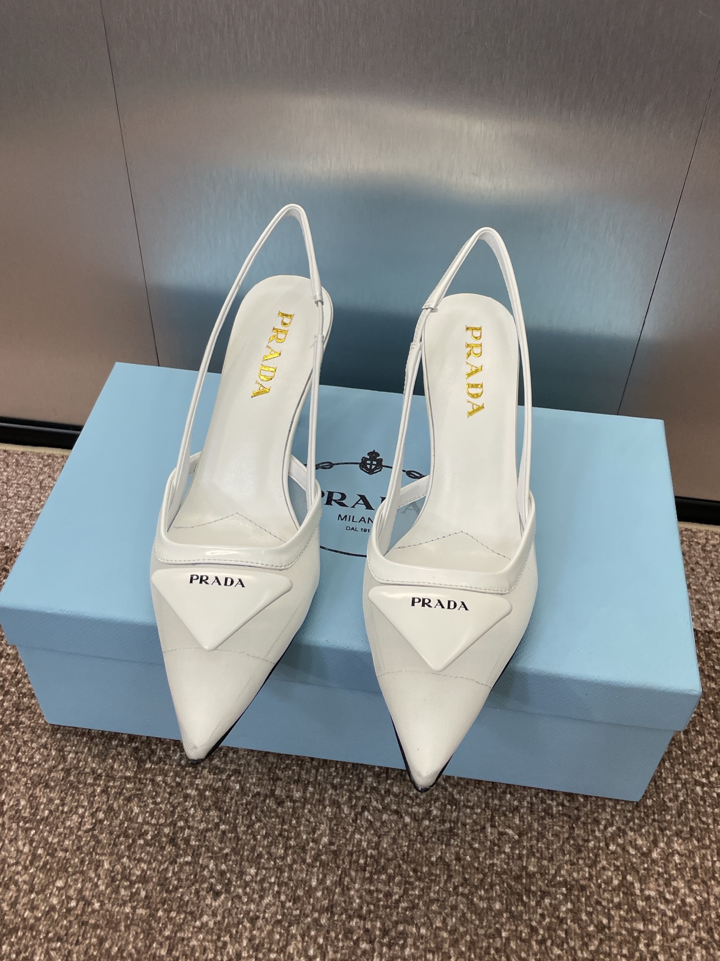 NO:240943,Prada Spring and Summer Show new high-heeled pointed toe women's shoes Prada's iconic letter logo triangle badge buckle jelly color thin heel color-blocking sandals Material: upper imported beaded cowhide/breathable mesh technology fabric   water dyed sheepskin inner lining   Italian leather outsole Heel height: 7. 5CM Size: 34-42 (34.40.41. 42 Customized non-return or exchange), high heels sandals, prada, prada, sandals, high heels, cowhide, sheepskin, Leather soles19860909Prada 春夏走秀新款高跟尖头后空女鞋 普拉达标志性字母logo三角标徽章扣果冻色细跟拼色凉鞋 材质:鞋面进口开边珠牛皮/透气网眼科技面料 水染羊皮内里 意大利真皮大底 跟高:7. 5CM Size: 34-42（34.40.41. 42定做不退不换）,高跟鞋凉鞋,prada,prada,sandals,high heels,cowhide,sheepskin,Leather soles,Women's Shoes