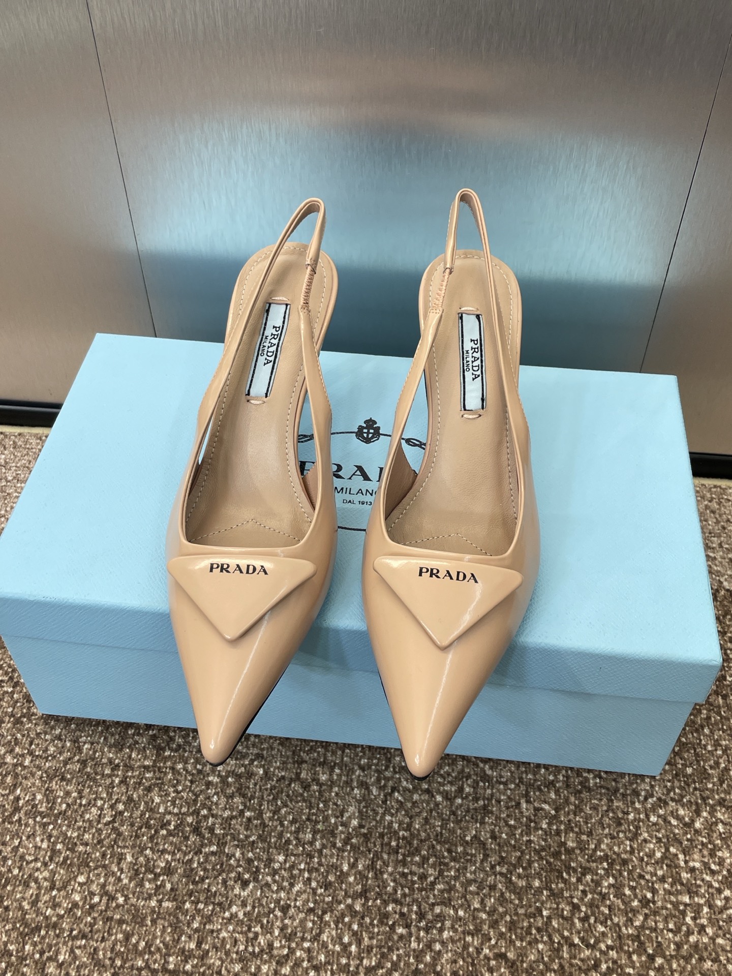 NO:437003,Prada 2025 Spring and Summer Show new high-heeled pointed toe empty women's shoes Prada's iconic letter logo triangle badge buckle jelly color thin heel color-block sandals Material: upper imported beef patent leather + water dyed sheepskin inner lining + Italian genuine leather outsole Heel height: 7. 5CM Size: 34-42 (34.40.41. 42 Customized non-return or exchange), high heels sandals, prada, prada, sandals, high heels, sheepskin, Leather soles19860909Prada 2025 春夏走秀新款高跟尖头后空女鞋 普拉达标志性字母logo三角标徽章扣果冻色细跟拼色凉鞋 材质:鞋面进口牛漆皮+水染羊皮内里+意大利真皮大底 跟高:7. 5CM Size: 34-42（34.40.41. 42定做不退不换）,高跟鞋凉鞋,prada,prada,sandals,high heels,sheepskin,Leather soles,Women's Shoes