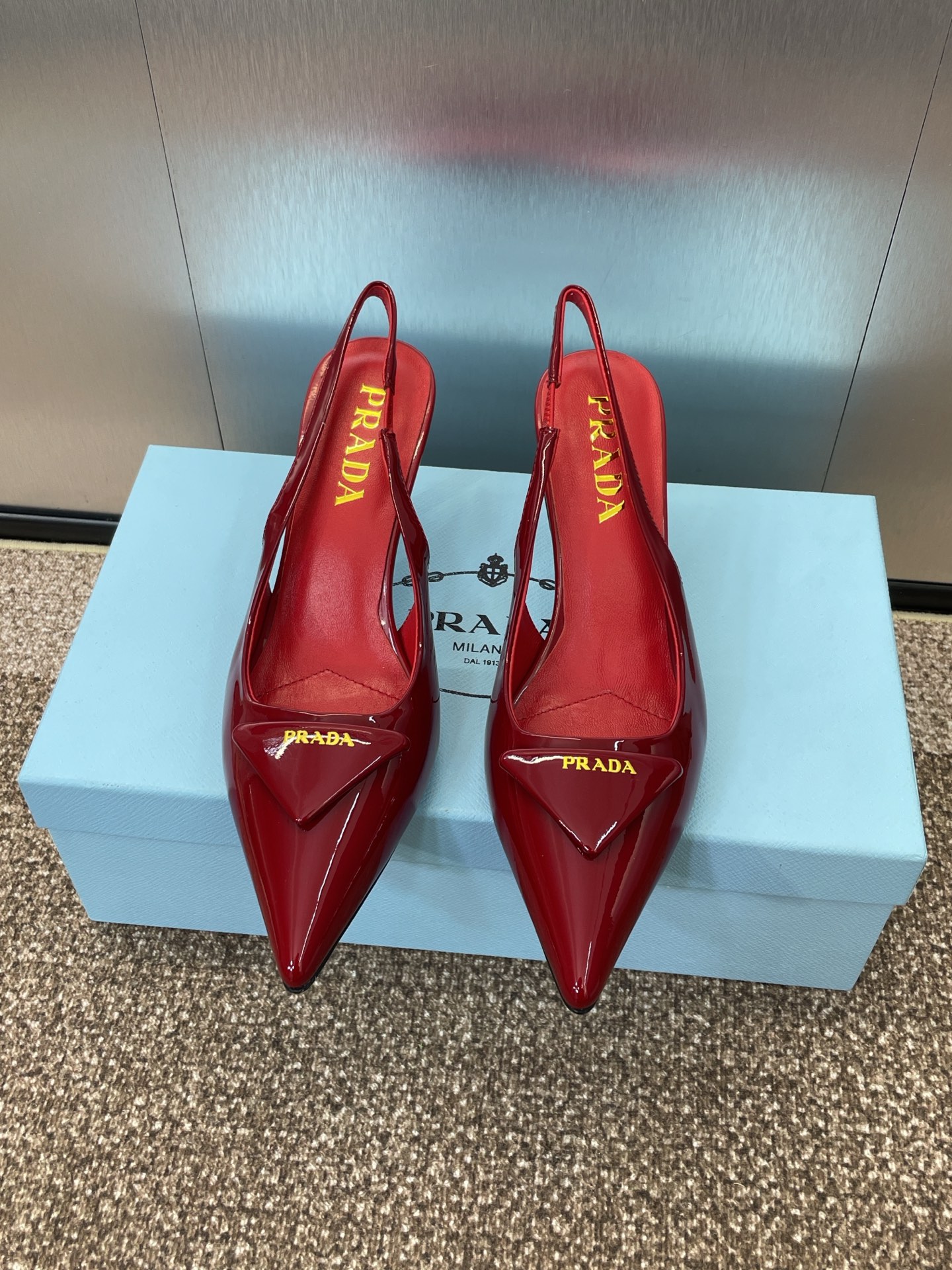 NO:240945,Prada Spring and Summer Show new high-heeled pointed toe empty women's shoes Prada's iconic letter logo triangle badge buckle jelly color thin heel color-blocking sandals Material: upper imported beef patent leather   water dyed sheepskin inner lining   Italian genuine leather outsole Heel height: 7. 5CM Size: 34-42 (34.40.41. 42 Customized non-return or exchange), high heels sandals, prada, prada, sandals, high heels, sheepskin, Leather soles19860909Prada 春夏走秀新款高跟尖头后空女鞋 普拉达标志性字母logo三角标徽章扣果冻色细跟拼色凉鞋 材质:鞋面进口牛漆皮 水染羊皮内里 意大利真皮大底 跟高:7. 5CM Size: 34-42（34.40.41. 42定做不退不换）,高跟鞋凉鞋,prada,prada,sandals,high heels,sheepskin,Leather soles,Women's Shoes