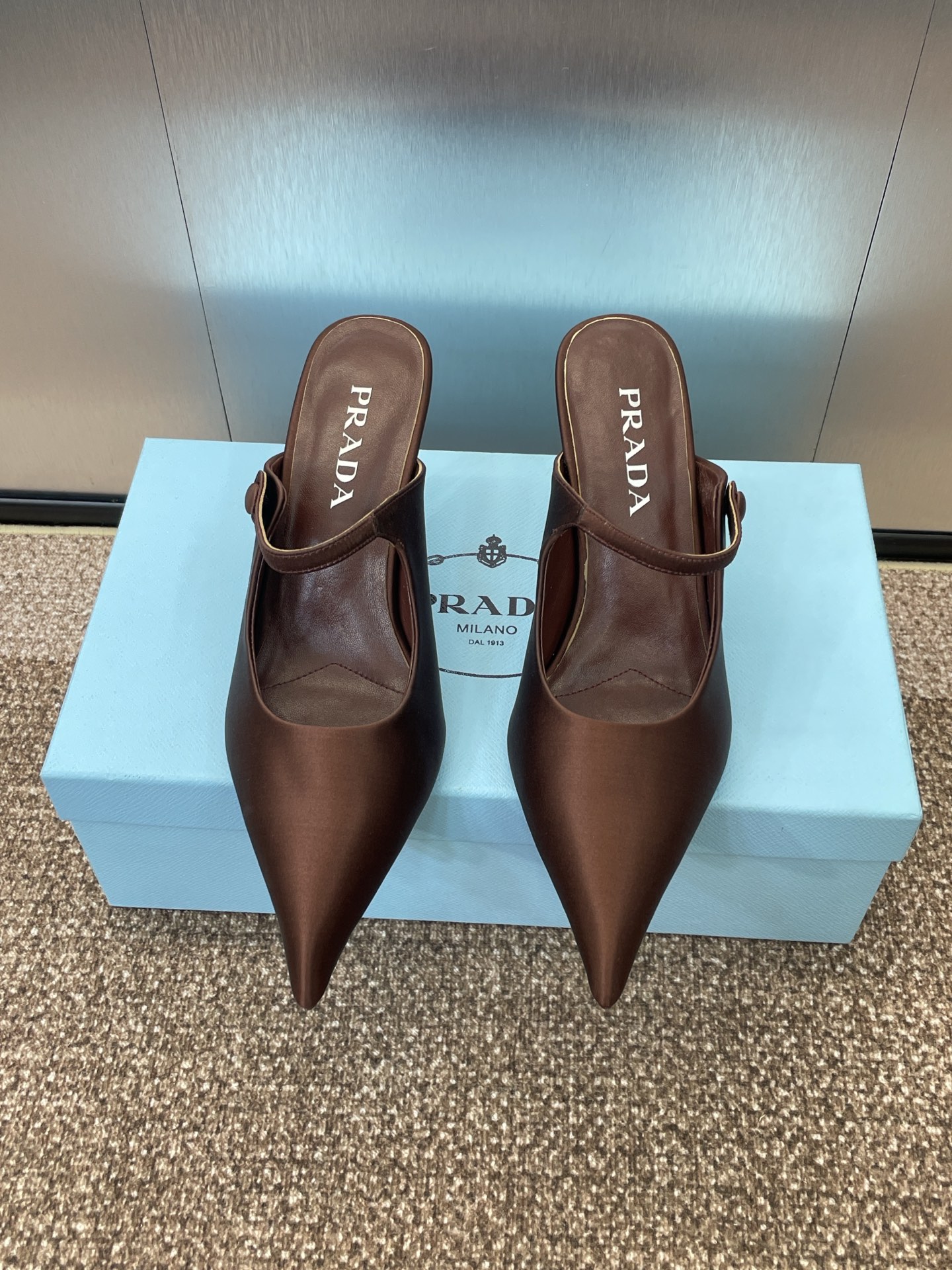 NO:240941,Prada Spring and Summer Show new high-heeled pointed toe rear-fastening Muller women's shoes Prada star same jelly color thin heel slippers Material: imported silk fabric on the upper   water-dyed sheepskin lining   Italian leather outsole Heel height: 7.5CM Size: 34-42 (34.40.41. 42 Customized, no return or replacement), high heels, prada, prada, high heels, slippers, sheepskin, real silk, Leather soles19860909Prada 春夏走秀新款高跟尖头后空穆勒女鞋 普拉达明星同款果冻色细跟拖鞋 材质:鞋面进口真丝面料 水染羊皮内里 意大利真皮大底 跟高:7.5CM Size: 34-42（34.40.41. 42定做不退不换）,高跟鞋,prada,prada,high heels,slippers,sheepskin,real silk,Leather soles,Women's Shoes
