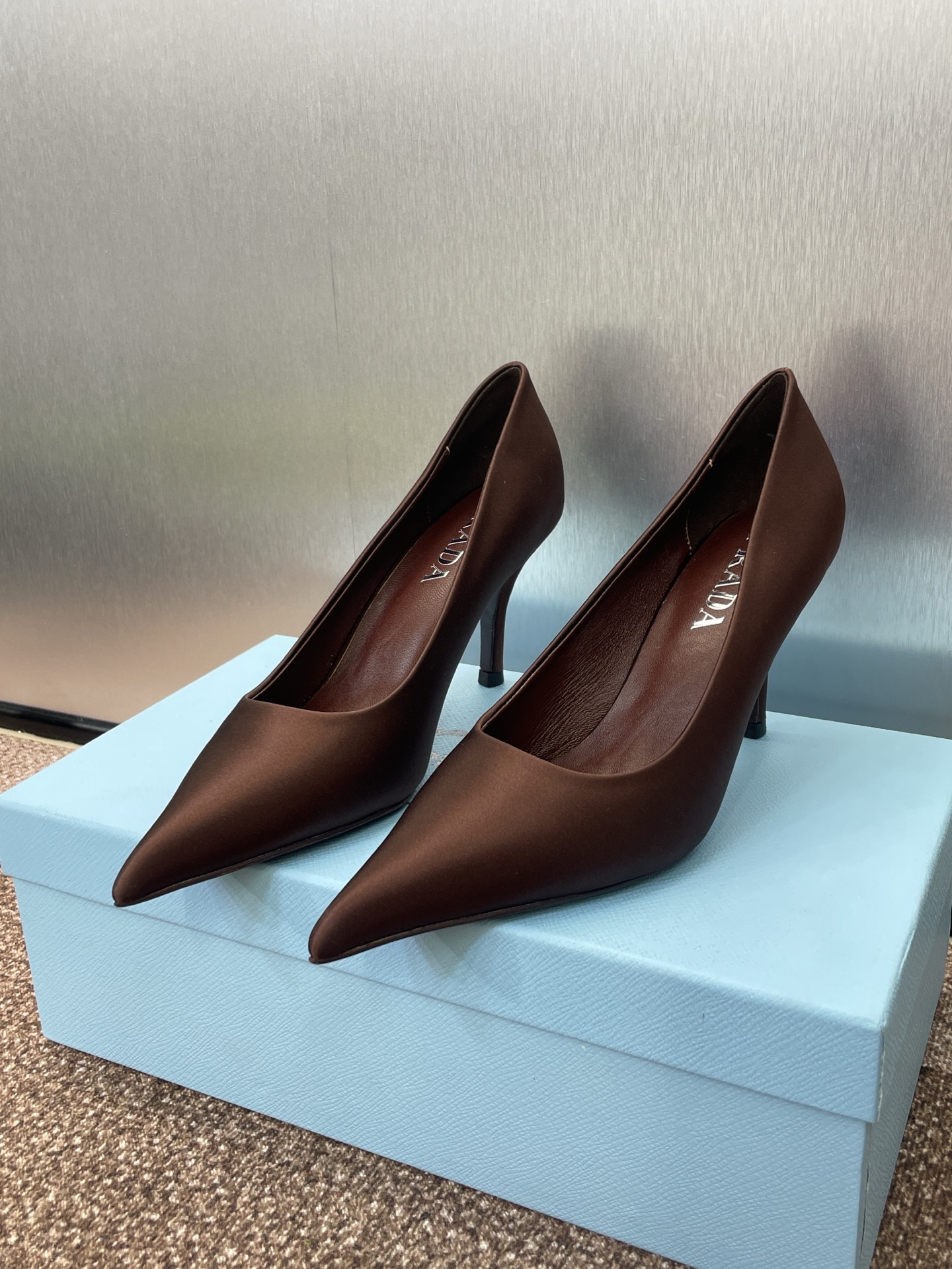 NO:240939,Prada Spring and Summer Show new high-heeled pointed-toe women's shoes Prada star same style jelly color thin heeled single shoes Material: imported silk fabric on the upper   water-dyed sheepskin lining   Italian leather outsole Heel height: 7.5CM Size: 34-42 (34.40.41. 42 Customized, no return or replacement), single shoes, prada, prada, sheepskin, real silk, Leather soles19860909Prada 春夏走秀新款高跟尖头女鞋 普拉达明星同款果冻色细跟单鞋 材质:鞋面进口真丝面料 水染羊皮内里 意大利真皮大底 跟高:7.5CM Size: 34-42（34.40.41. 42定做不退不换）,单鞋,prada,prada,sheepskin,real silk,Leather soles,Women's Shoes