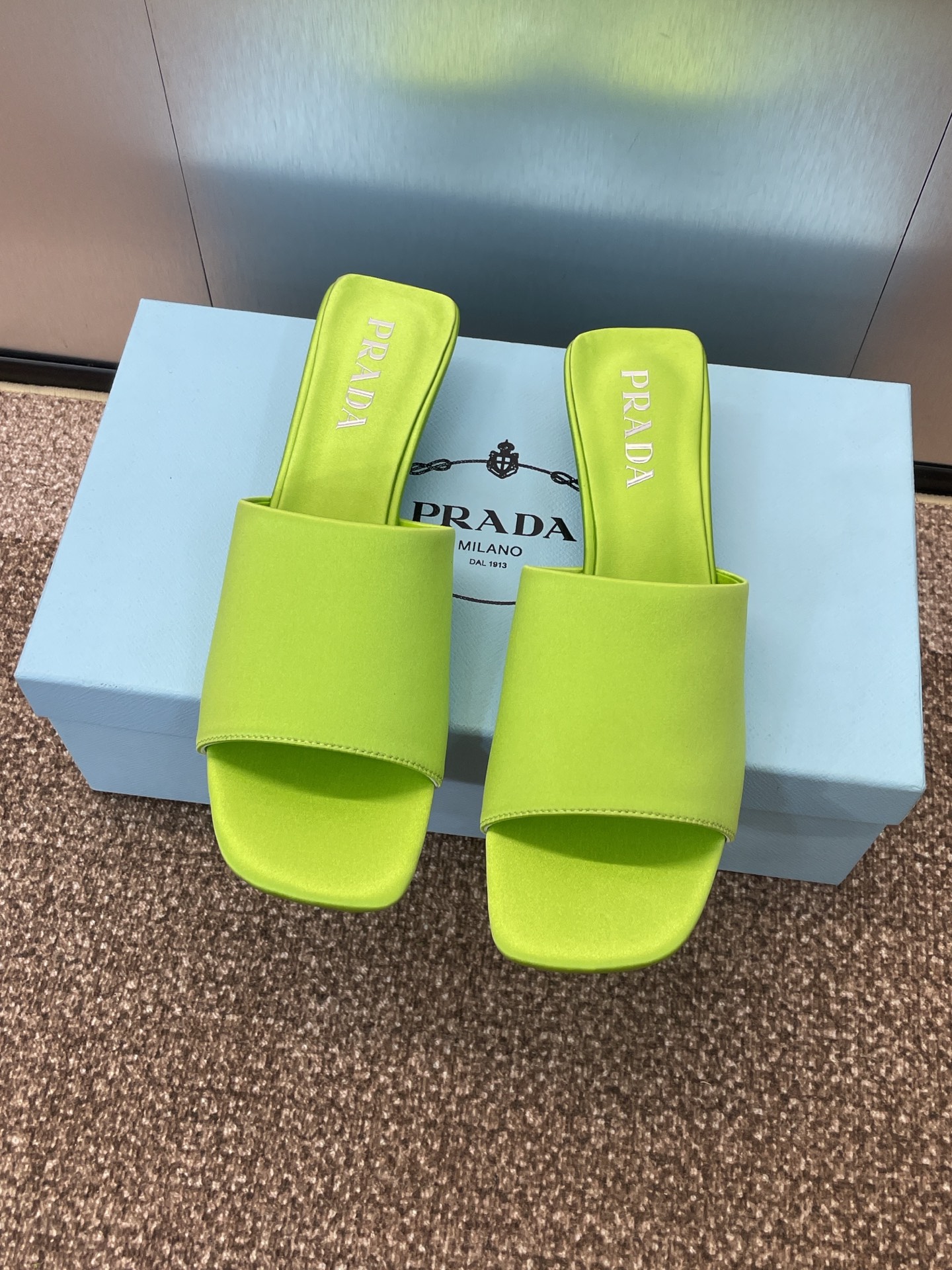 NO:240937,Prada Spring and Summer Show new low-heel square-toe women's shoes Prada celebrity same letter heel jelly color open-toe sandals Material: imported silk fabric on the upper   water-dyed sheepskin lining   Italian leather outsole Heel height: 3.5CM Size: 34-42 (34.40.41. 42 Customized, no return or replacement), slippers, prada, prada, slippers, sheepskin, real silk, Leather soles19860909Prada 春夏走秀新款低跟方头女鞋 普拉达明星同款字母跟果冻色露趾凉拖鞋 材质:鞋面进口真丝面料 水染羊皮内里 意大利真皮大底 跟高:3.5CM Size: 34-42（34.40.41. 42定做不退不换）,拖鞋,prada,prada,slippers,sheepskin,real silk,Leather soles,Women's Shoes