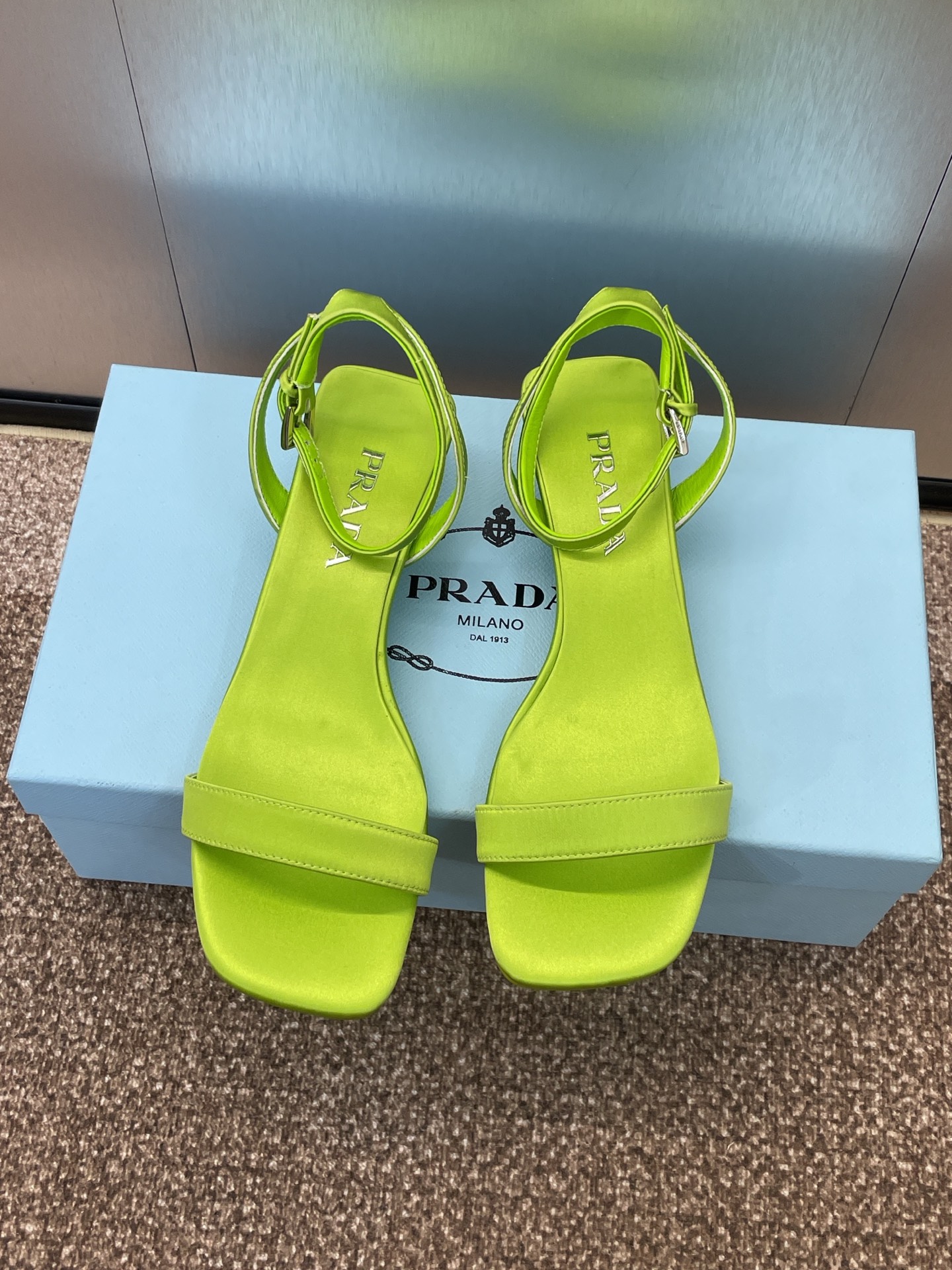 NO:240933,Prada Spring and Summer Show new low-heeled strap women's shoes Prada celebrity same style jelly color square toe open-toe special-shaped heeled sandals Material: imported silk fabric   water dyed sheepskin inner lining   Italian leather outsole Heel height: 3.5CM Size: 34-42 (34.40.41. 42 Custom made no return or replacement), sandals, prada, prada, sandals, sheepskin, real silk, Leather soles19860909Prada 春夏走秀新款低跟脚环绑带女鞋 普拉达明星同款果冻色方头露趾异形跟凉鞋 材质:进口真丝面料 水染羊皮内里 意大利真皮大底 跟高:3.5CM Size: 34-42（34.40.41. 42定做不退不换）,凉鞋,prada,prada,sandals,sheepskin,real silk,Leather soles,Women's Shoes