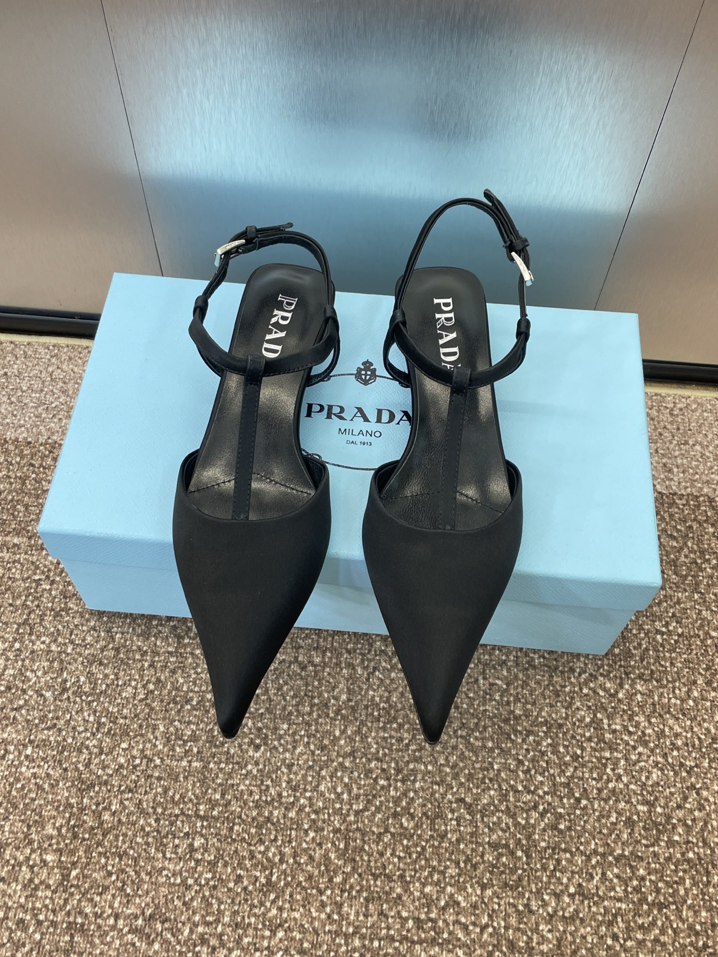 NO:240935,Prada Spring and Summer Show new low-heeled pointed toe empty women's shoes Prada star same letter logo special-shaped heeled jelly sandals Material: upper imported open-edged beaded cowhide/imported beef leather/imported silk fabric   water dyed sheepskin lining   Italian leather outsole Heel height: 3.5CM Size: 34-42 (34.40.41.42 Customized without return or replacement), sandals, prada, prada, sandals, cowhide, sheepskin, real silk, Leather soles19860909Prada 春夏走秀新款低跟尖头后空女鞋 普拉达明星同款字母logo异形跟果冻色凉鞋 材质:鞋面进口开边珠牛皮/进口牛漆皮/进口真丝面料 水染羊皮内里 意大利真皮大底 跟高:3.5CM Size: 34-42（34.40.41.42定做不退不换）,凉鞋,prada,prada,sandals,cowhide,sheepskin,real silk,Leather soles,Women's Shoes