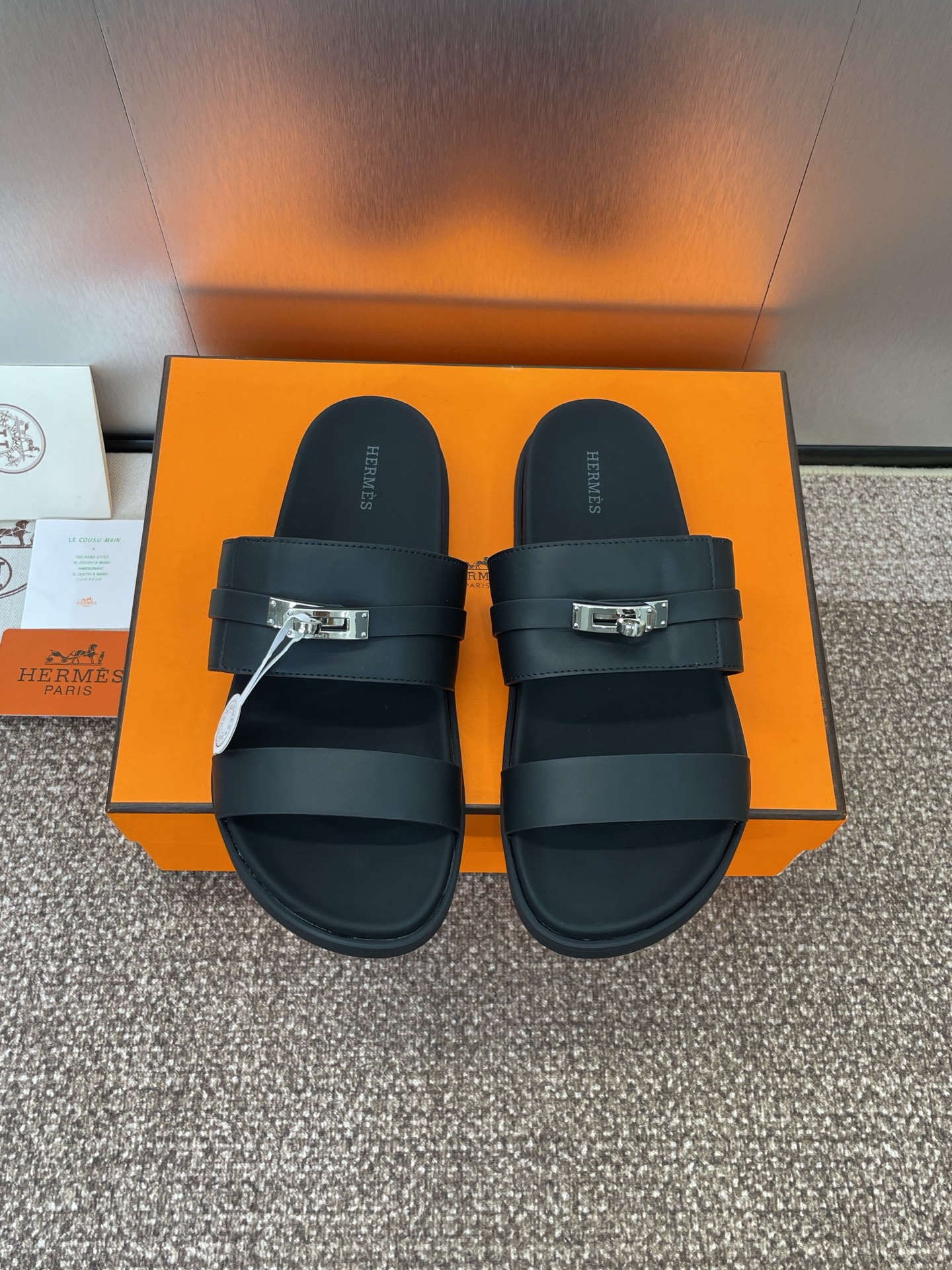 NO:240950,(Male size only) Hermes Hermes new spring and summer Jackson men's shoes H family classic Kelly buckle thick sole color-blocked round toe open-toed lazy beach slippers Material imported sheep leather/calfskin   water-dyed cowhide inner   original mold Tpu outsole Size: 40-46 (46 custom made without return or exchange), slippers, hermes, hermes, slippers, cowhide, sheep19860909（仅男码） 爱马仕 Hermes 春夏新款 Jackson 男鞋 H家经典Kelly扣厚底拼色圆头露趾懒人沙滩凉拖鞋 材质进口羊猄皮/小牛皮 水染牛皮内里 原版开模 Tpu大底 Size: 40-46（46定制不退换）,拖鞋,hermes,hermes,slippers,cowhide,sheep,Women's Shoes