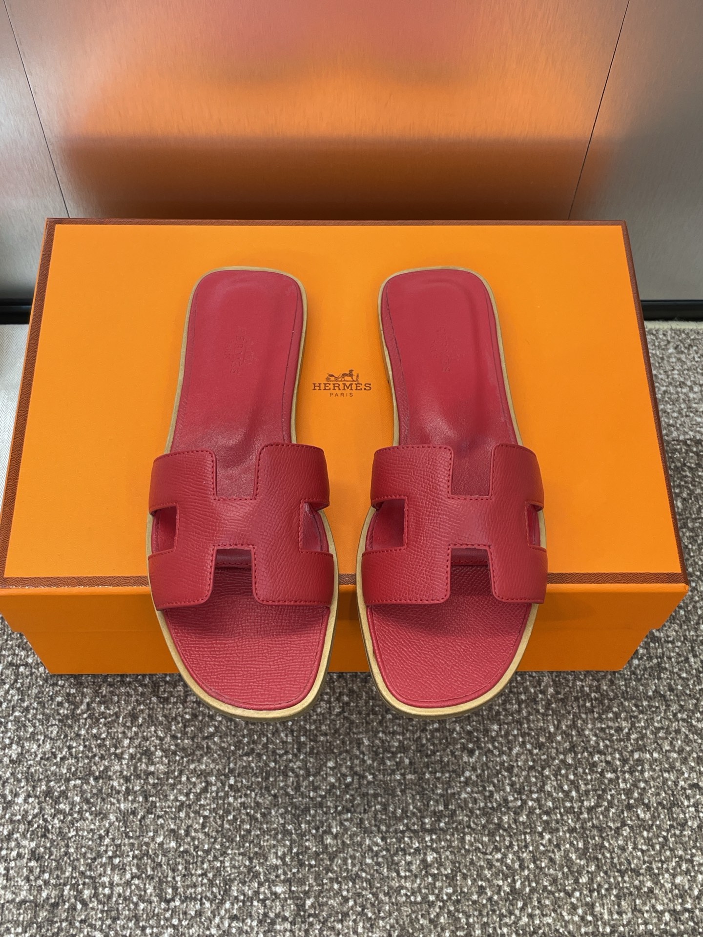 NO:240946,Hermes Hermes Spring and Summer Classic Oran Color-blocked I-Flop Women's Shoes H Home Flat Sole Round Toe Jelly Color Slippers Material Imported Calfskin   Water-Dyeed Cowhide Inner   Italian Leather Outsole Size: 34-43 (34.40.41.42.43 Customized No Returns and Exchanges), Slippers, hermes, hermes, slippers, cowhide, Leather Soles19860909爱马仕 Hermes 春夏经典款 Oran 拼色工字拖女鞋 H家平底圆头露趾果冻色凉拖鞋 材质进口小牛皮 水染牛皮内里 意大利真皮大底 Size: 34-43（34.40.41.42.43定制不退换）,拖鞋,hermes,hermes,slippers,cowhide,Leather soles,Women's Shoes
