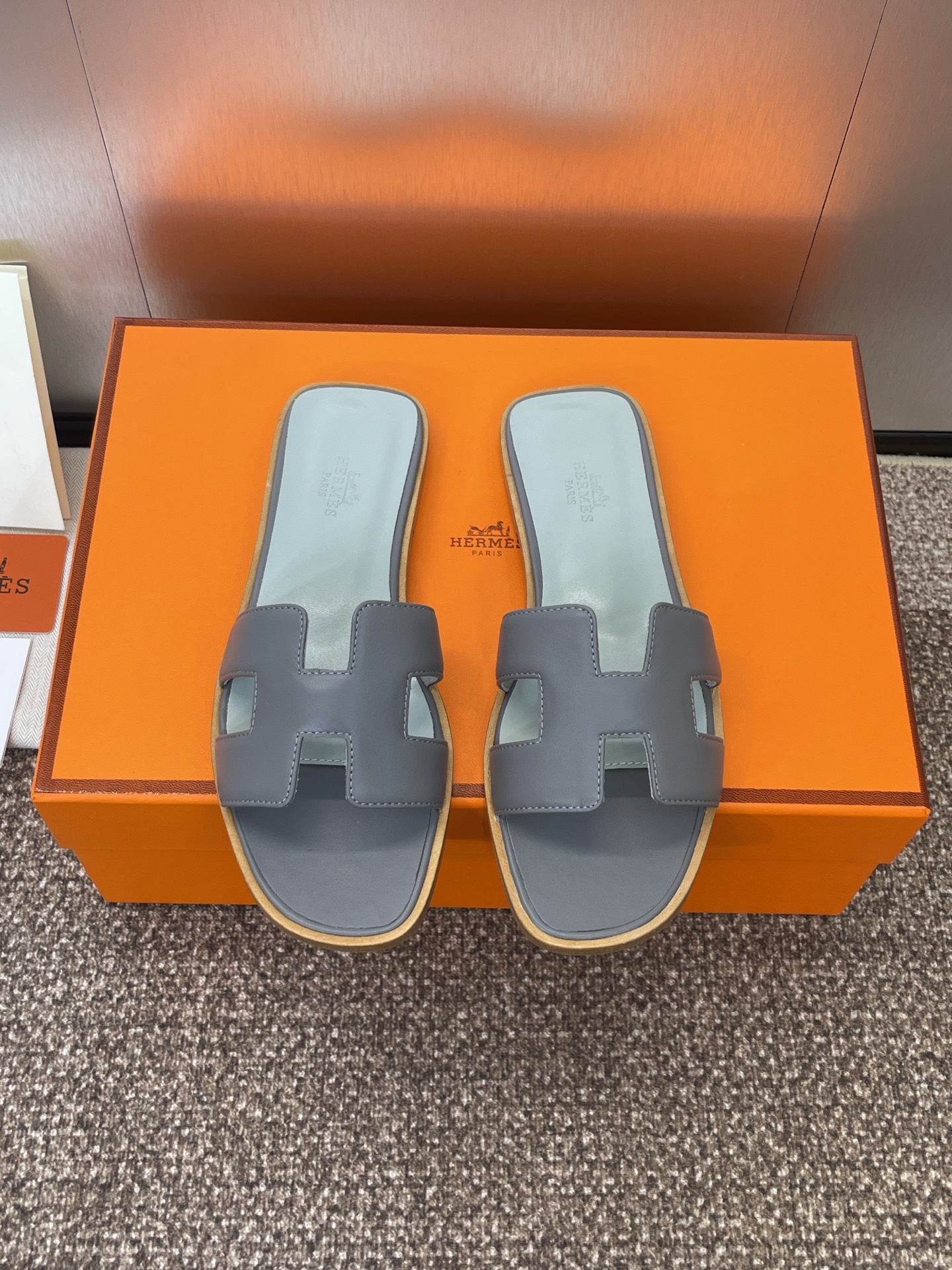 NO:240936,Hermes Hermes Spring and Summer Classic Oran Color-blocked I-Flop Women's Shoes H Home Flat Sole Round Toe Jelly Color Slippers Material Imported Calfskin   Water-Dyeed Cowhide Inner   Italian Leather Outsole Size: 34-43 (34.40.41.42.43 Customized No Returns and Exchanges), Slippers, hermes, hermes, slippers, cowhide, Leather Soles19860909爱马仕 Hermes 春夏经典款 Oran 拼色工字拖女鞋 H家平底圆头露趾果冻色凉拖鞋 材质进口小牛皮 水染牛皮内里 意大利真皮大底 Size: 34-43（34.40.41.42.43定制不退换）,拖鞋,hermes,hermes,slippers,cowhide,Leather soles,Women's Shoes