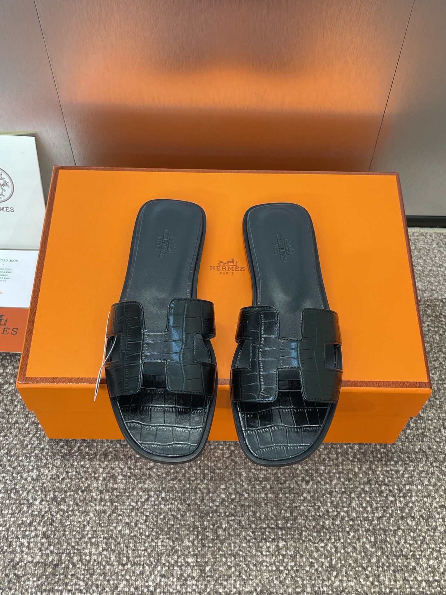 NO:240938,Hermes Hermes Spring and Summer Classic Oran Color-blocked I-Flop Women's Shoes H Home Flat Sole Round Toe Jelly Colored Slippers Material Imported Crocodile Pattern Calfskin   Water-Dyeed Cowhide Inner   Italian Leather Sole Size: 34-43 (34.40.41.42.43 Customized No Returns and Exchanges), Slippers, hermes, hermes, slippers, cowhide, Leather Soles19860909爱马仕 Hermes 春夏经典款 Oran 拼色工字拖女鞋 H家平底圆头露趾果冻色凉拖鞋 材质进口鳄鱼纹小牛皮 水染牛皮内里 意大利真皮大底 Size: 34-43（34.40.41.42.43定制不退换）,拖鞋,hermes,hermes,slippers,cowhide,Leather soles,Women's Shoes