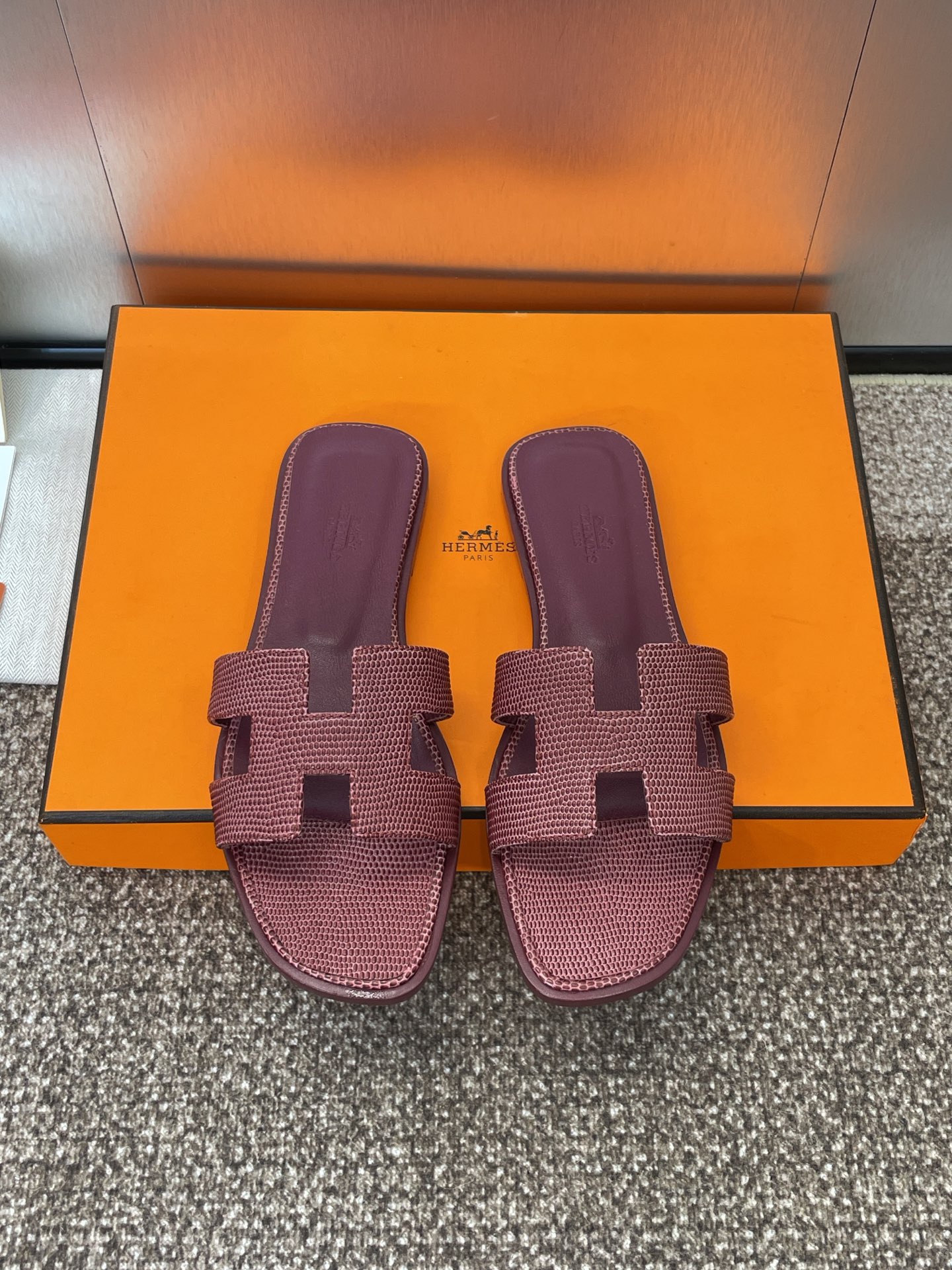 NO:240940,Hermes Hermes 2025 spring and summer new color Oran flip-flops women's shoes H home flat-soled round toe open-toe jelly sandals material imported lizard pattern calfskin   water dyed cowhide inner   Italian genuine leather outsole Size: 35-42 (40.41.42 custom-made without return or exchange), slippers, hermes, hermes, slippers, cowhide, Leather soles19860909爱马仕 Hermes 2025春夏新色 Oran 工字拖女鞋 H家平底圆头露趾果冻色凉拖鞋 材质进口蜥蜴纹小牛皮 水染牛皮内里 意大利真皮大底 Size: 35-42（40.41.42定制不退换）,拖鞋,hermes,hermes,slippers,cowhide,Leather soles,Women's Shoes