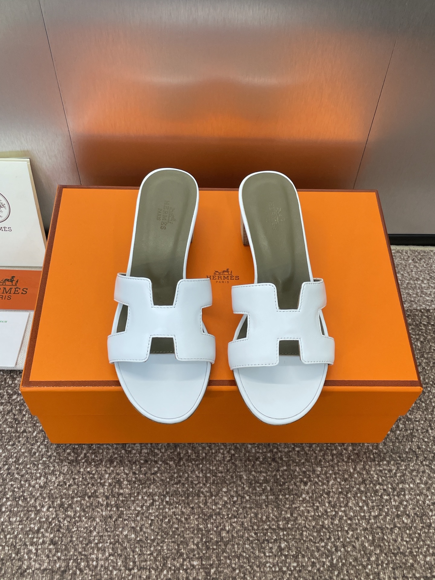 NO:240942,Hermes Hermes Spring and Summer Classic Oran Color-blocked I-Flop Women's Shoes H Home Thick Heel Round Toe Exposed Toe Jelly Color Slippers Material Imported Calfskin   Water-Dyeed Cowhide Inner   Italian Leather Sole Size: 34-43 (34.40.41.42.43 Customized No Returns and Exchanges), Slippers, hermes, hermes, slippers, cowhide, Leather Soles19860909爱马仕 Hermes 春夏经典款 Oran 拼色工字拖女鞋 H家粗跟圆头露趾果冻色凉拖鞋 材质进口小牛皮 水染牛皮内里 意大利真皮大底 Size: 34-43（34.40.41.42.43定制不退换）,拖鞋,hermes,hermes,slippers,cowhide,Leather soles,Women's Shoes