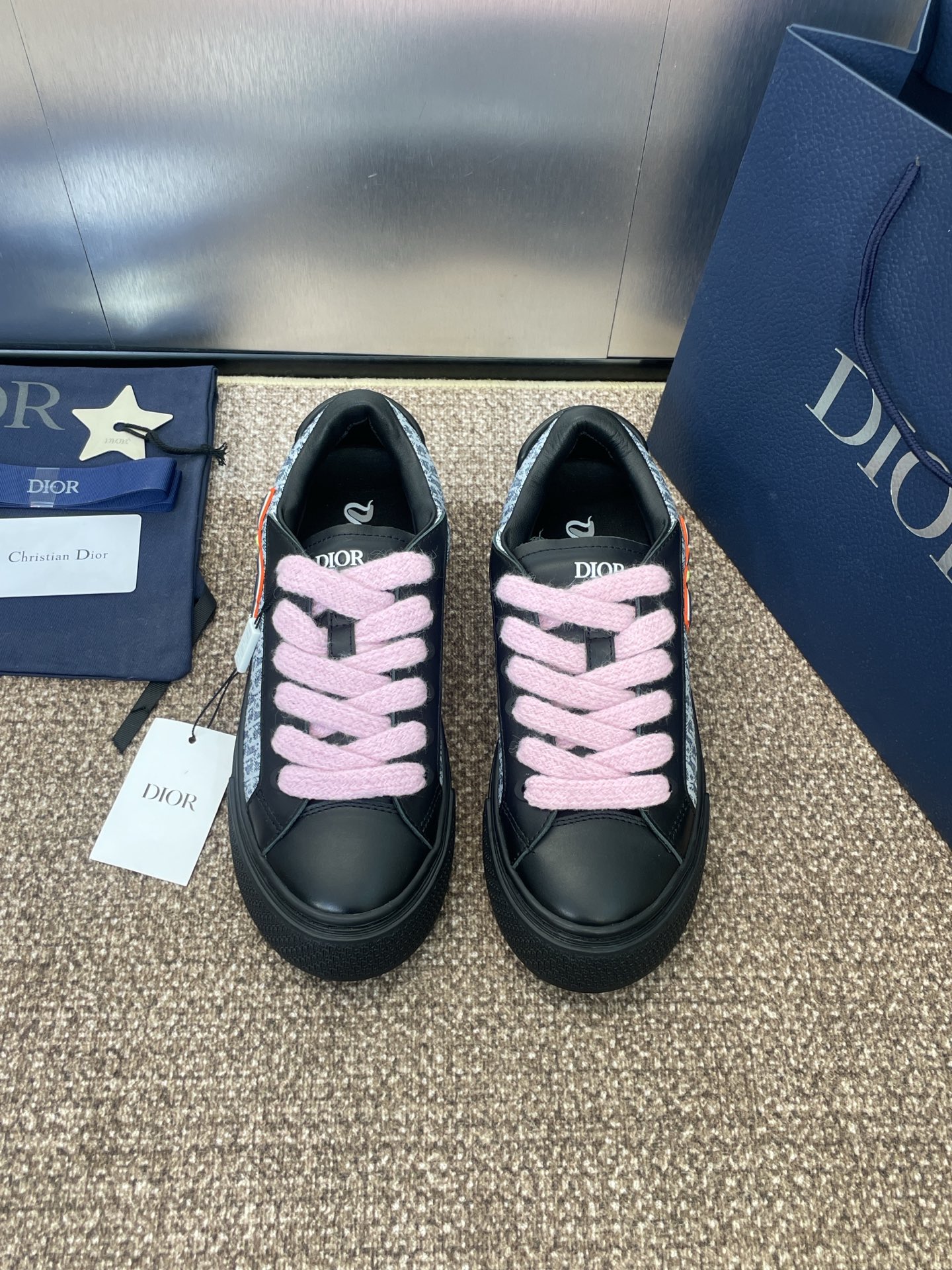 NO:261520,Dior Spring and Summer Haute Couture Series New CD Couple Flat-soled Casual Shoes Dior x Kaws B33 Spin Co-branded Round-toe Lace-up Canvas Skateboard Shoes Celebrities The same Oblique Letter Logo Embroidery Retro Colorblocking Sneakers Top High-end Version on the Market Material: Imported Customized Calfskin/Suede   Water-Dyeed Cowhide Inner   Original Open-Model Tpu Outsole Size Women's Size 36-40/Men's Size 38-46 (38.46 Customized No Return and Exchange), Casual Shoes/Sneakers Slippers, Dior, Dior, Sneakers, Slippers, Cowhide, Chamois Leather19860909迪奥 春夏高定系列新款 CD 情侣款平底休闲鞋 Dior x Kaws B33 Spin联名款圆头系带帆布滑板鞋 明星同款Oblique字母logo刺绣复古拼色运动鞋 市面顶级高端版本 材质:进口定制小牛皮/麂皮 水染牛皮内里 原版开模Tpu大底 Size女码36-40/男码38-46（38.46定制不退换）,休闲鞋/运动鞋拖鞋,dior,dior,sneakers,slippers,cowhide,chamois leather,Women's Shoes