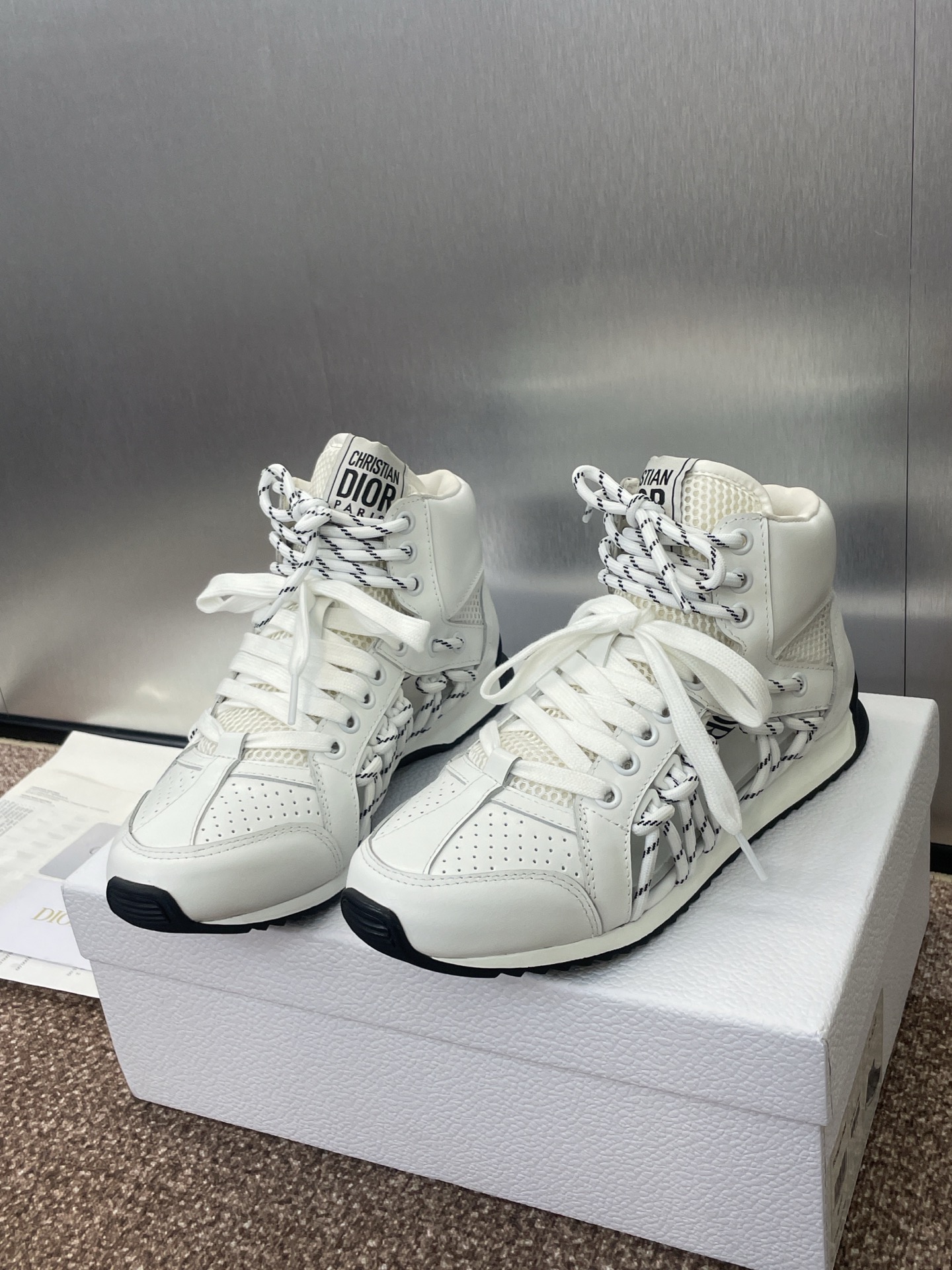 NO:261510,Dior Spring and summer new First modern high-top sneakers Celebrity same style thick-soled lace-up casual running shoes CD letter logo hollow color-blocking dad shoes Material: imported custom calfskin / environmentally friendly breathable mesh cloth   water-dyed sheepskin inner lining   high elastic foam polyester blended foot pad   TPU sole Size: 35-41 (41 custom made without return or exchange), casual shoes / sneakers, dior, dior, sneakers, cowhide, sheepskin19860909Dior 迪奥 春夏新款 First摩登高帮运动鞋 明星同款厚底系带休闲跑鞋 CD字母logo镂空拼色老爹鞋 材质:鞋面进口定制小牛皮/环保透气网眼布 水染羊皮内里 高弹发泡涤纶混纺垫脚 TPU大底 Size:35-41（41定制不退换）,休闲鞋/运动鞋,dior,dior,sneakers,cowhide,sheepskin,Women's Shoes