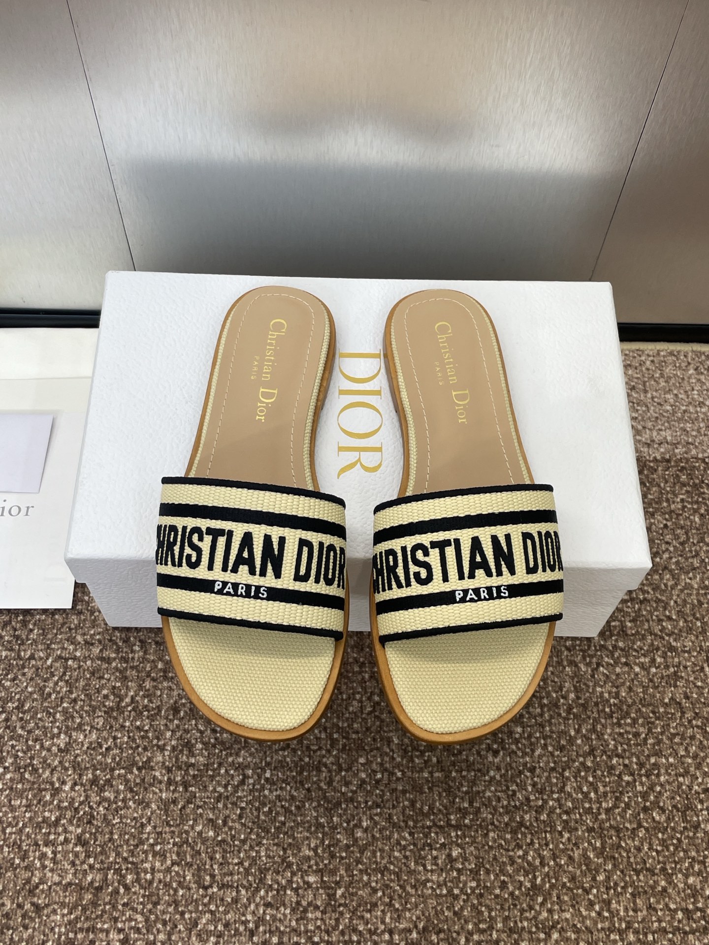 NO:262318,Dior Dior Spring and Summer New DWAY Flat-sole Flip-flop Jelly Color Women's Shoes CD Letter Logo Three-dimensional Embroidery Thick Heel Round Toe Open-toe Color-blocking Sandals Material: Upper Imported Raffia Electric Embroidery High-temperature Water-soluble Cotton Technology Fabric   Water-dyed Sheepskin Inner   Italian Thickened Leather Outsole Heel Heel Heel Heel 3CM Size34-43 (34.40.41.42.43 Customized No Return or Exchange), Slippers, Dior, Dior, Slippers, Sheepskin, Leather Soles19860909批平底粗跟 迪奥 Dior 春夏新款 DWAY 平底一字拖果冻色女鞋 CD字母logo立体刺绣粗跟圆头露趾拼色凉拖鞋 材质:鞋面进口酒椰草电绣高温水溶棉质科技面料 水染羊皮内里 意大利加厚真皮大底 跟高3CM size34-43（34.40.41.42.43定做不退不换）,拖鞋,dior,dior,slippers,sheepskin,Leather soles,Women's Shoes