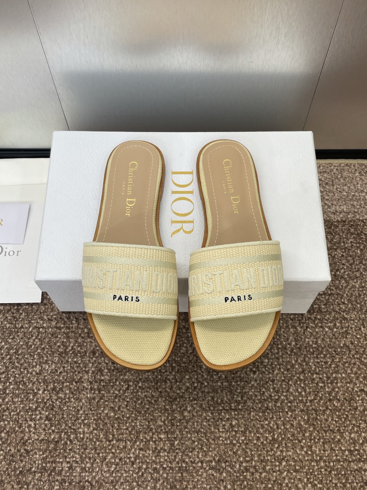 NO:262320,Dior Dior Spring and Summer New DWAY Flat-sole Flip-flop Jelly Color Women's Shoes CD Letter Logo Three-dimensional Embroidery Thick Heel Round Toe Open-toe Color-blocking Sandals Material: Upper Imported Raffia Electric Embroidery High-temperature Water-soluble Cotton Technology Fabric   Water-dyed Sheepskin Inner   Italian Thickened Leather Outsole Heel Heel Heel Heel 3CM Size34-43 (34.40.41.42.43 Customized No Return or Exchange), Slippers, Dior, Dior, Slippers, Sheepskin, Leather Soles19860909批平底粗跟 迪奥 Dior 春夏新款 DWAY 平底一字拖果冻色女鞋 CD字母logo立体刺绣粗跟圆头露趾拼色凉拖鞋 材质:鞋面进口酒椰草电绣高温水溶棉质科技面料 水染羊皮内里 意大利加厚真皮大底 跟高3CM size34-43（34.40.41.42.43定做不退不换）,拖鞋,dior,dior,slippers,sheepskin,Leather soles,Women's Shoes