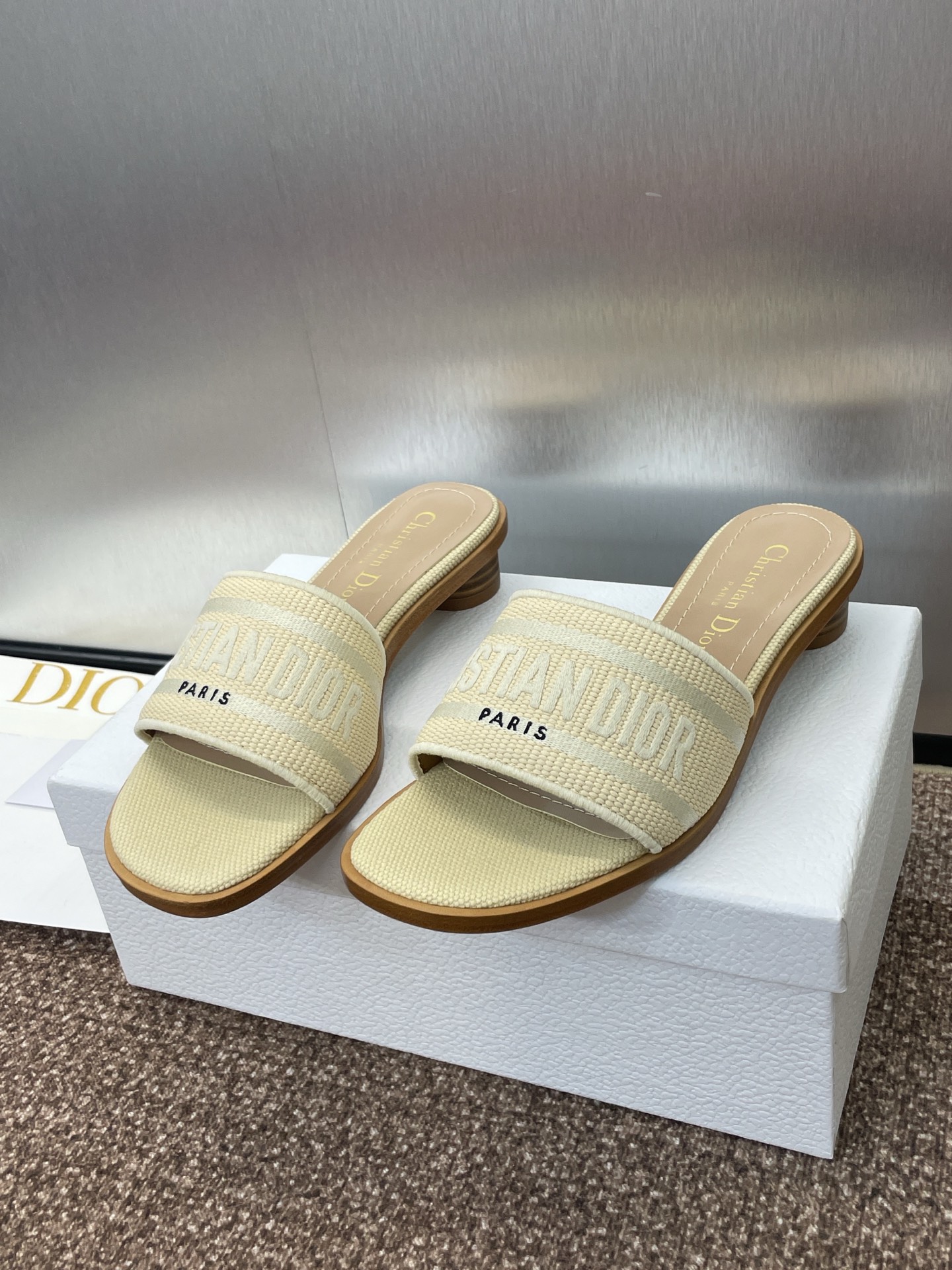 NO:262322,Dior Dior Spring and Summer New DWAY Flat-sole Flip-flop Jelly Color Women's Shoes CD Letter Logo Three-dimensional Embroidery Thick Heel Round Toe Open-toe Color-blocking Sandals Material: Upper Imported Raffia Electric Embroidery High-temperature Water-soluble Cotton Technology Fabric   Water-dyed Sheepskin Inner   Italian Thickened Leather Outsole Heel Heel Heel Heel 3CM Size34-43 (34.40.41.42.43 Customized No Return or Exchange), Slippers, Dior, Dior, Slippers, Sheepskin, Leather Soles19860909批平底粗跟 迪奥 Dior 春夏新款 DWAY 平底一字拖果冻色女鞋 CD字母logo立体刺绣粗跟圆头露趾拼色凉拖鞋 材质:鞋面进口酒椰草电绣高温水溶棉质科技面料 水染羊皮内里 意大利加厚真皮大底 跟高3CM size34-43（34.40.41.42.43定做不退不换）,拖鞋,dior,dior,slippers,sheepskin,Leather soles,Women's Shoes