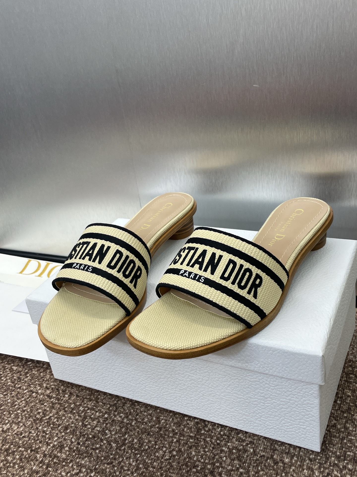 NO:262324,Dior Dior Spring and Summer New DWAY Flat-sole Flip-flop Jelly Color Women's Shoes CD Letter Logo Three-dimensional Embroidery Thick Heel Round Toe Open-toe Color-blocking Sandals Material: Upper Imported Raffia Electric Embroidery High-temperature Water-soluble Cotton Technology Fabric   Water-dyed Sheepskin Inner   Italian Thickened Leather Outsole Heel Heel Heel Heel 3CM Size34-43 (34.40.41.42.43 Customized No Return or Exchange), Slippers, Dior, Dior, Slippers, Sheepskin, Leather Soles19860909批平底粗跟 迪奥 Dior 春夏新款 DWAY 平底一字拖果冻色女鞋 CD字母logo立体刺绣粗跟圆头露趾拼色凉拖鞋 材质:鞋面进口酒椰草电绣高温水溶棉质科技面料 水染羊皮内里 意大利加厚真皮大底 跟高3CM size34-43（34.40.41.42.43定做不退不换）,拖鞋,dior,dior,slippers,sheepskin,Leather soles,Women's Shoes