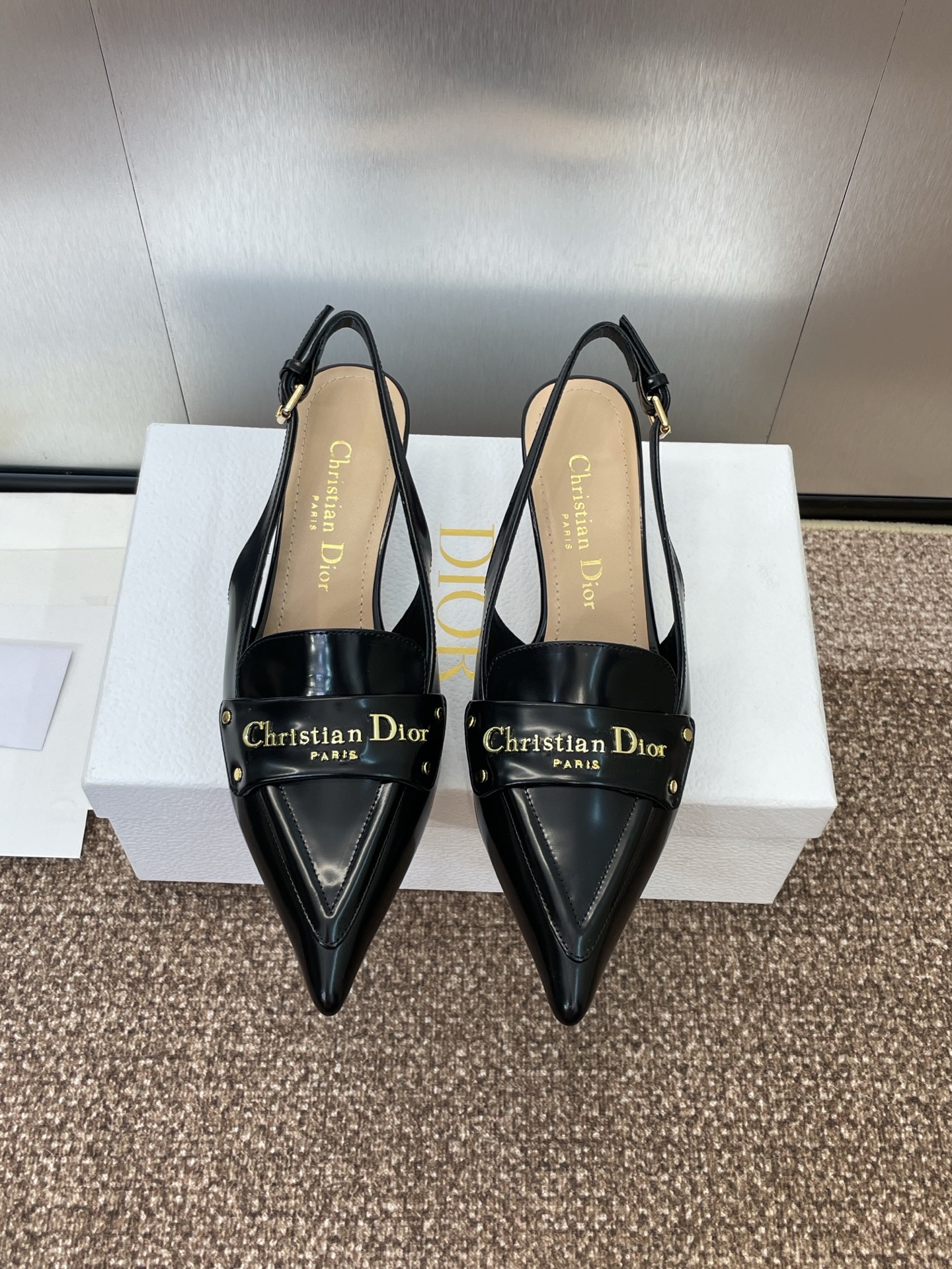 NO:436989,Dior 2025 spring and summer haute couture new Dior Boy low-heeled pointed toe rivet women's shoes CD letter logo hardware buckle thin heel empty sandals material imported edge bead cowhide/calf leather/environmental breathable technology fabric + water dyed sheepskin lining + Italian leather outsole Heel height: 5CM size standard code 34-43 (34.40.41.42.43 customization without return or replacement), high heels sandals, dior, dior, sandals, high heels, cowhide, sheepskin, Leather soles19860909迪奥 2025春夏高定系列新款 Dior Boy 低跟尖头铆钉女鞋 CD字母logo五金扣细跟后空凉鞋 材质进口开边珠牛皮/小牛皮/环保透气科技面料+水染羊皮内里+意大利真皮大底 跟高:5CM 码数标准码34-43（34.40.41.42.43定制不退不换）,高跟鞋凉鞋,dior,dior,sandals,high heels,cowhide,sheepskin,Leather soles,Women's Shoes