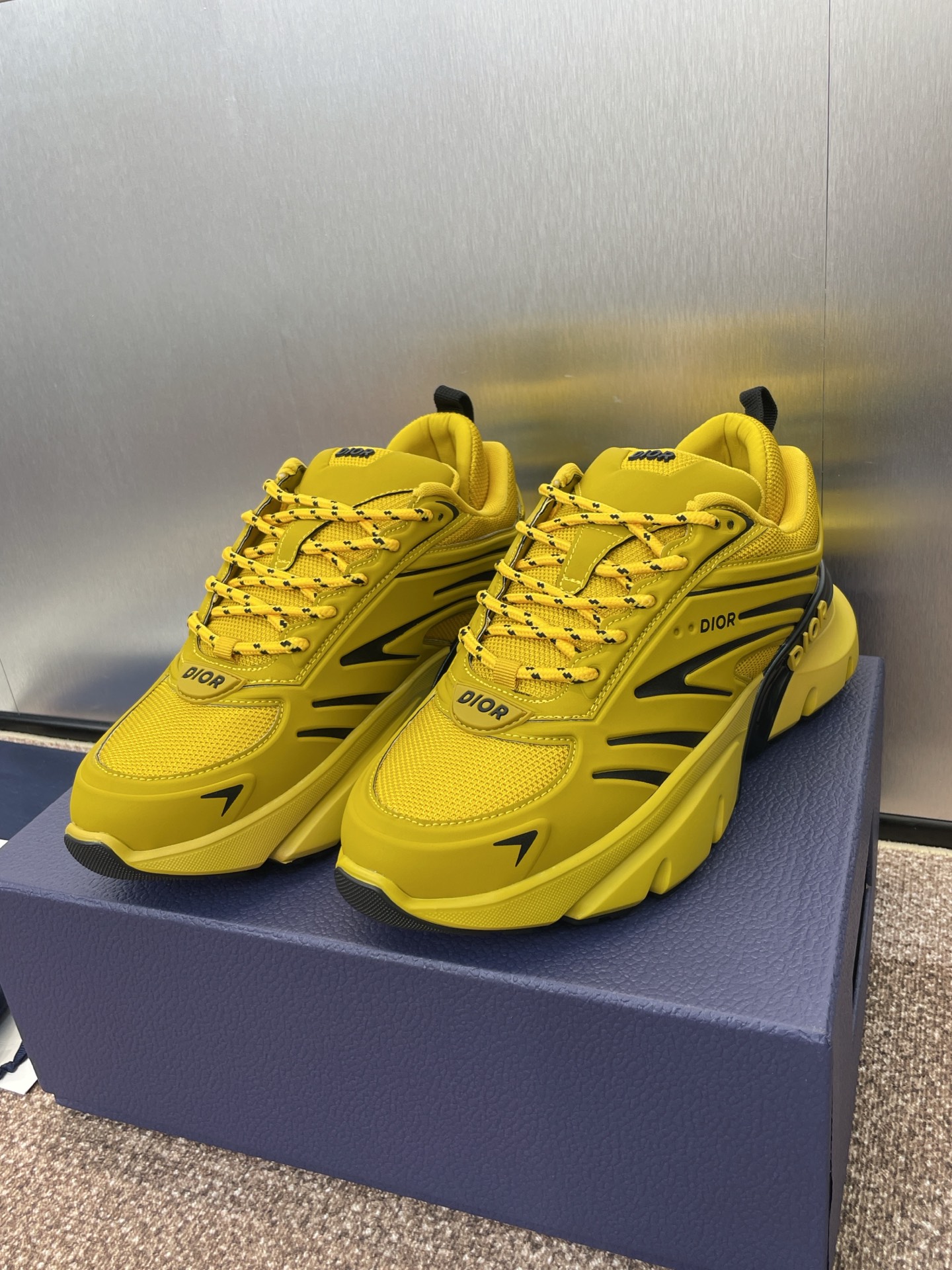 NO:437002,(Only men's size) Dior 2025 spring and summer catwalk couple model B32 iconic fashion modern sports dad shoes CD letter logo lace-up color-blocking thick-soled running shoes Celebrity same jelly color casual shoes Top high-end version on the market Material: The upper adopts special craftsmanship with mesh fabric splicing silk cowhide + environmentally friendly breathable fabric inner lining + original mold opening Tpu combination sole Sole thickness: 4CM Size: 38-47 (38.46.47 custom-made without return or exchange), dad shoes, dior, dior, cowhide19860909（仅男码） Dior 迪奥2025春夏走秀情侣款B32 标志性时尚摩登运动老爹鞋 CD字母logo系带拼色厚底跑鞋 明星同款果冻色休闲鞋 市面顶级高端版本 材质:鞋面采用特殊工艺搭配网眼织物拼接丝绸牛皮+环保透气织物内里+原版开模Tpu组合大底 底厚:4CM Size: 38-47（38.46.47定制不退换）,老爹鞋,dior,dior,cowhide,Women's Shoes