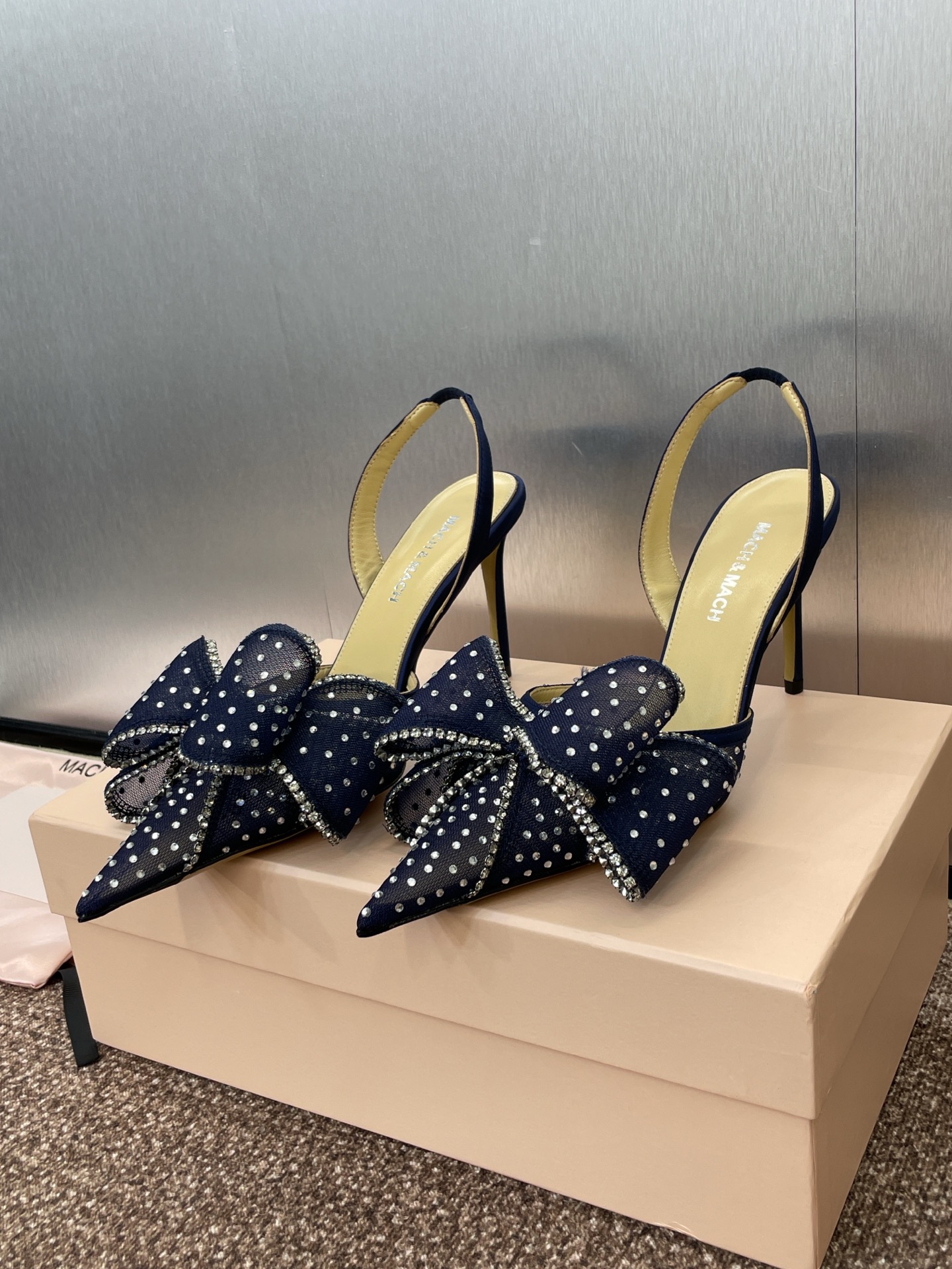 NO:437000,MACH & MACH 2025 spring and summer new high heel rhinestones rear empty princess shoes bow pointed toe lace crystal color-blocked sandals material upper imported environmentally friendly breathable lace/imported silk + water-dyed sheepskin lining + imported Australian rhinestones + Italian thick leather outsole Heel height 6.5CM/8.5CM SIZE34-42 (34.40.41.42 custom-made non-return and exchange), high heels sandals, sandals, high heels, sheepskin, real silk, Leather soles19860909MACH & MACH 2025春夏新款高跟水钻后空公主女鞋 蝴蝶结尖头蕾丝水晶拼色凉鞋 材质鞋面进口环保透气蕾丝/进口真丝+水染羊皮内里+进口澳洲水钻+意大利加厚真皮大底 跟高6.5CM/8.5CM SIZE34-42（34.40.41.42定做不退换）,高跟鞋凉鞋,sandals,high heels,sheepskin,real silk,Leather soles,Women's Shoes