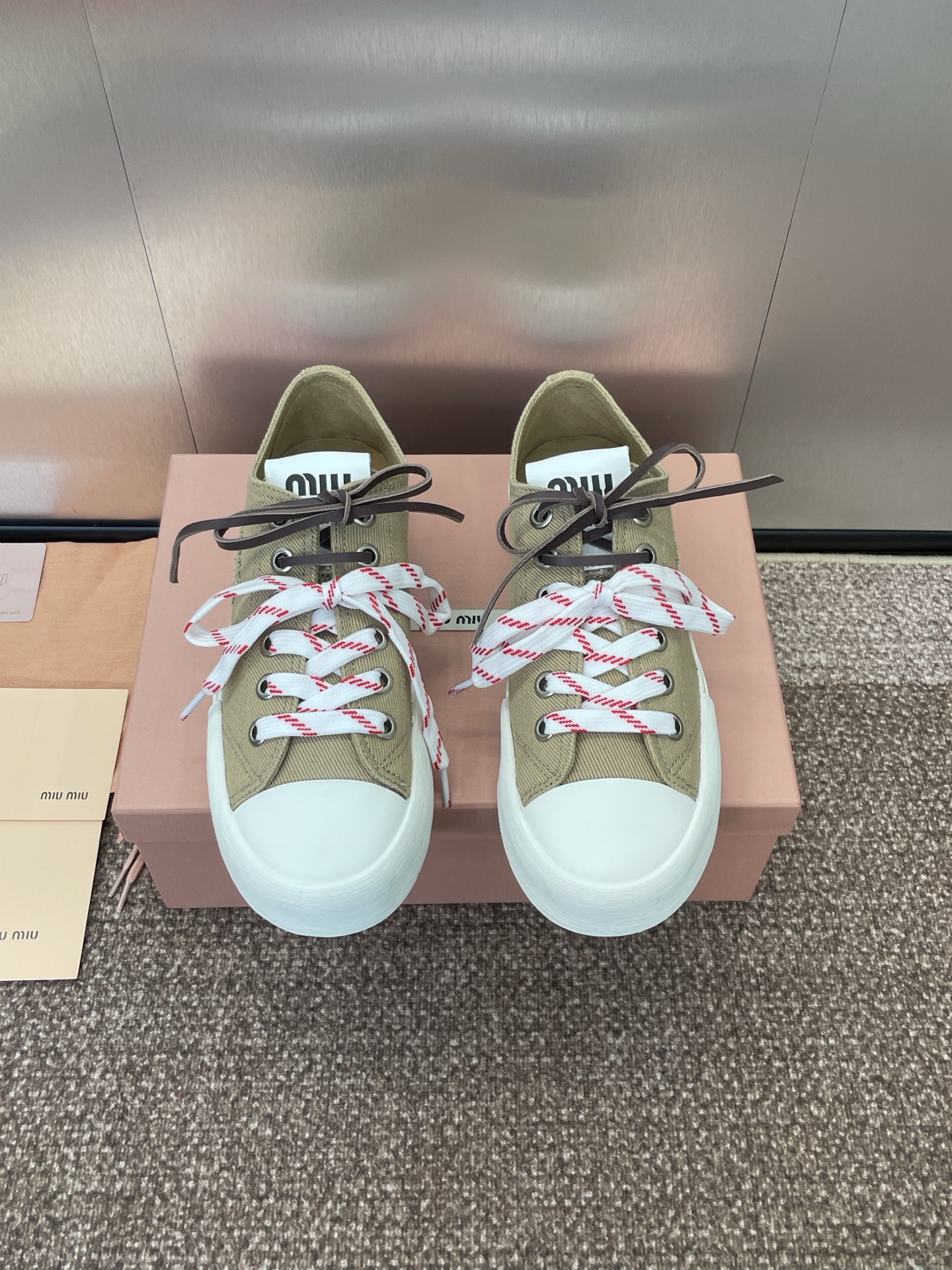 NO:436992,Miumiu 2025 Spring and Summer Haute Couture Series Show New Lace-up Casual Sports White Shoes Miao Miu Stars Same Letter Logo Round Toe Color Block Skateboard Canvas Women's Shoes Material: Imported Environmentally friendly and breathable canvas technology fabric + water-dyed sheepskin inner lining + original molded Tpu sole Size: 35-40 (40 customization without return or exchange), casual shoes/sports shoes, miumiu, sneakers, sheepskin19860909Miumiu 2025春夏高定系列走秀新款系带休闲运动小白鞋 缪缪明星同款字母logo圆头拼色滑板帆布女鞋 材质:进口环保透气帆布科技面料+水染羊皮内里+原版开模Tpu大底 Size:35-40（40定制不退换）,休闲鞋/运动鞋,miumiu,sneakers,sheepskin,Women's Shoes
