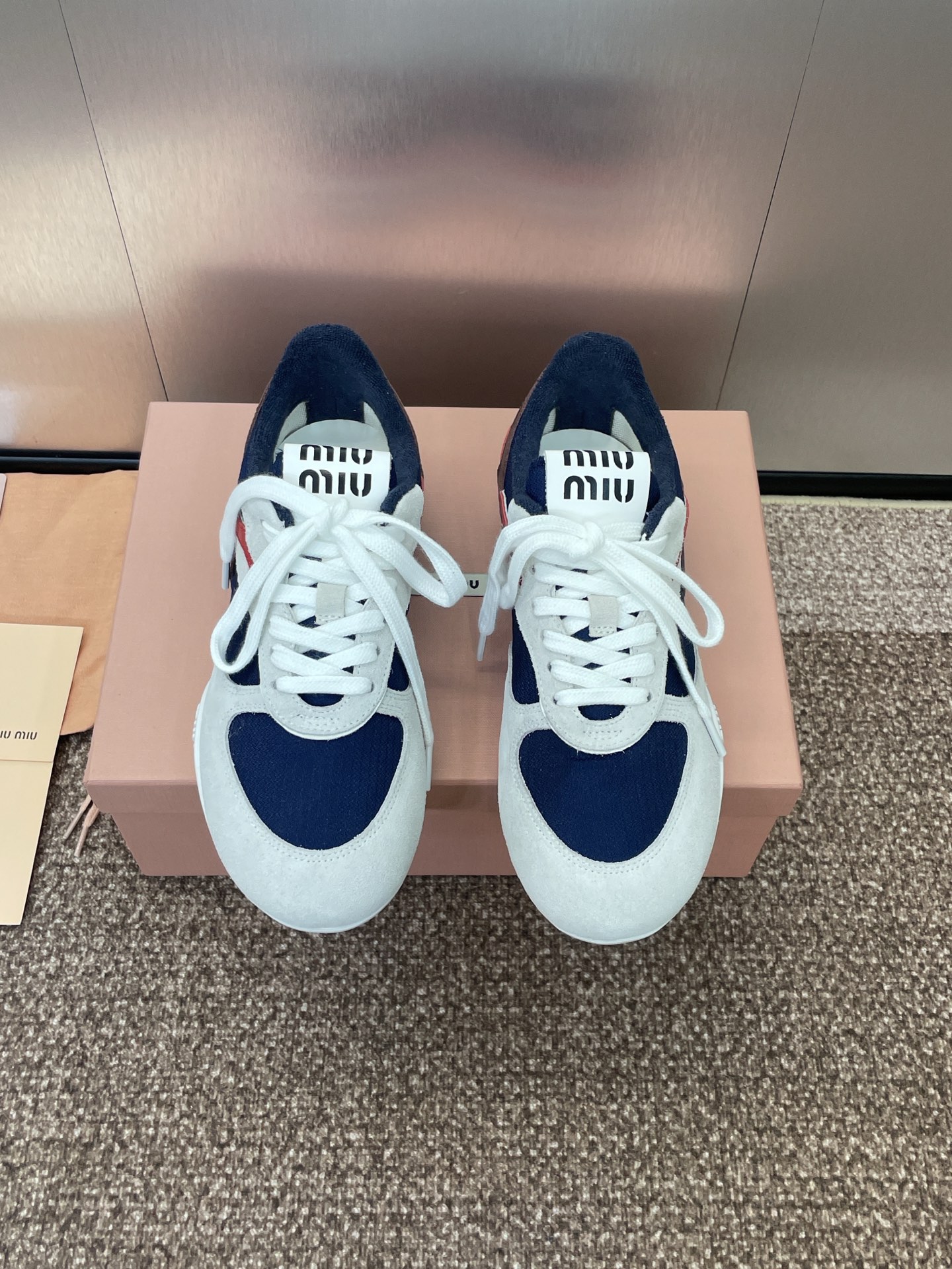 NO:436988,Miumiu's new spring and summer couple's contrasting color Forrest Gump sneakers Miu Miu's show has been launched on the official websites of major purchasing agents around the world. It is simple and casual and unruly, and can reflect the beauty of tannins. The whole pair of shoes is simple and fashionable, and it is very light and versatile!  Fabric: Frosted leather/scrub cowhide/breathable mesh inner lining: towel cloth inner lining, sheepskin footbed original molded rubber outsole Size: women 35-40 men 39-44 (women 40 custom-made, non-return and exchange), casual shoes/sports semi-trailer, miumiu, sneakers, cowhide, sheepskin19860909Miumiu 2025春夏新品情侣款撞色阿甘球鞋 Miu Miu 大秀上爆出的这双球鞋 后全球各大代购官网火爆上市. 简单很随意不羁又能体现单宁美感,整双鞋子设计简约时尚,上脚非常轻便 百搭！ 面料: 磨砂皮/擦色牛皮/透气网布 内里: 毛巾布内里、羊皮垫脚 原版开模橡胶大底 码数:女35-40 男39-44（女40定制不退换）,休闲鞋/运动鞋半拖,miumiu,sneakers,cowhide,sheepskin,Women's Shoes