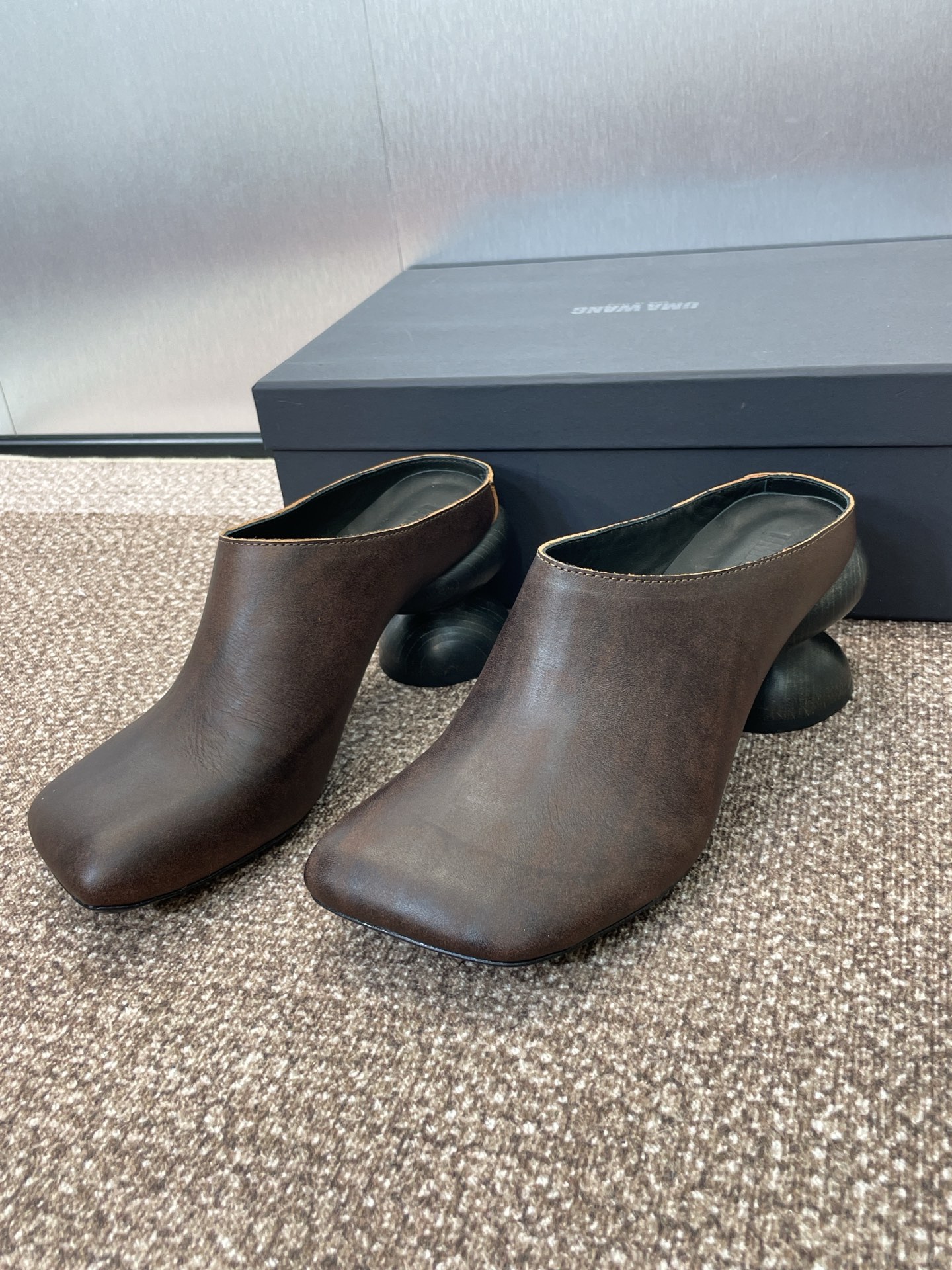 NO:436986,UMA WANG Dance Horse King 2025 spring and summer new Goodyear craftsmanship old retro special-shaped heels women's shoes, star-like square toe thick heels lazy muller sandals Material: imported calfskin + water dyed sheepskin lining + Italian genuine leather outsole. Heel height 7CM Size35-42 (40.41.42 custom-made without return or replacement), semi-torque high heels, high heels, slippers, cowhide, sheepskin, Leather soles19860909UMA WANG 舞马王2025春夏新款固特异工艺做旧复古异型跟女鞋 明星同款方头粗跟懒人穆勒凉拖鞋 材质:进口小牛皮+水染羊皮内里+意大利真皮大底. 跟高7CM Size35-42（40.41.42定制不退不换）,半拖高跟鞋,high heels,slippers,cowhide,sheepskin,Leather soles,Women's Shoes