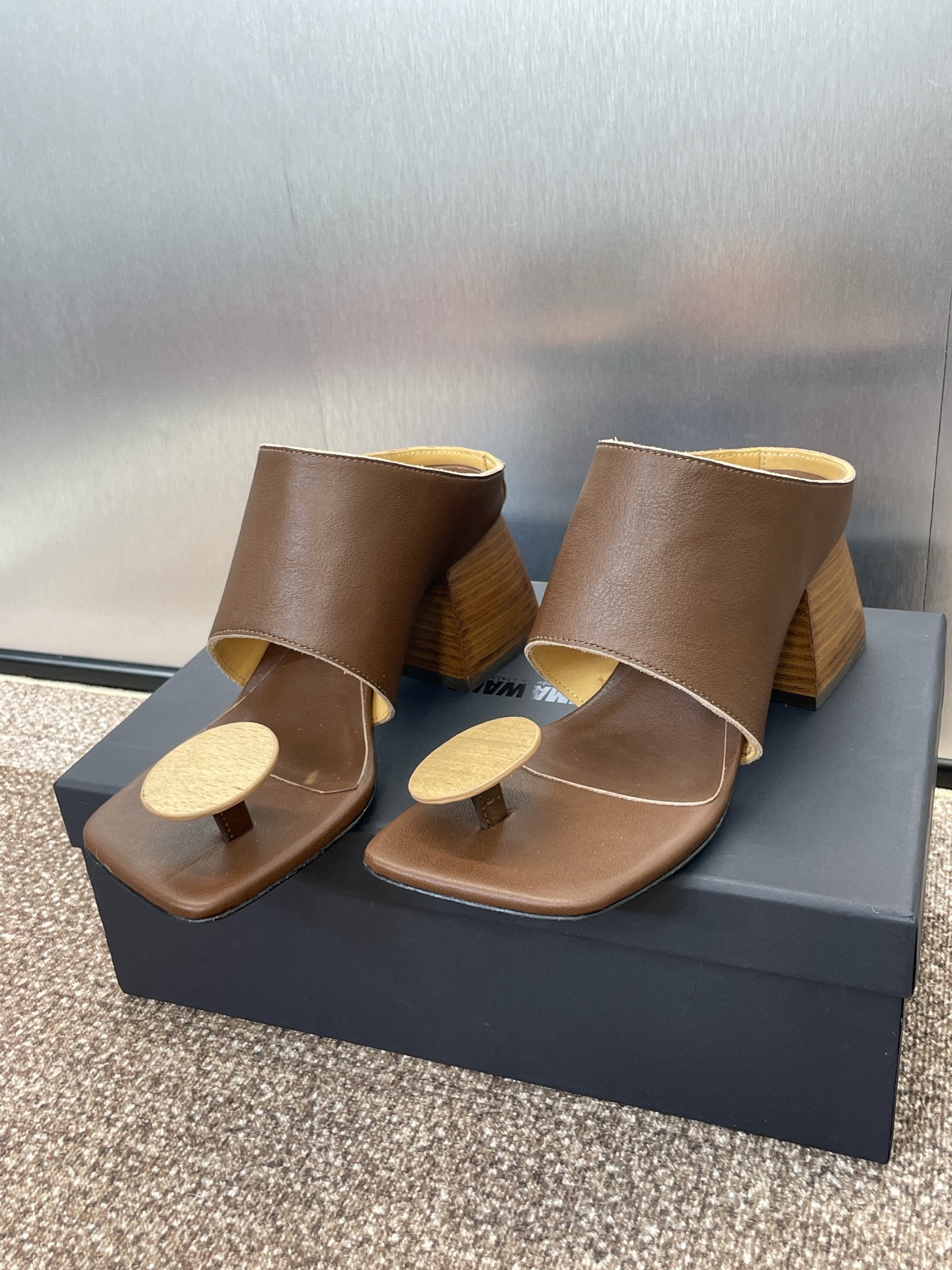 NO:436985,UMA WANG Dance Horse King 2025 Spring and Summer New Goodyear Craftsy Retro Heeled Women's Shoes Celebrity Same Style Square Toe Heeled Lazy Finger Slipper Material: Imported Calfskin + Water-Dyeed Sheepskin Inner + Italian Leather Outsole. Heel height 7CM Size35-42 (40.41.42 Customized, No Return or Exchange), Split Toe Shoes, Slippers, Cowhide, Sheepskin, Leather Soles19860909UMA WANG 舞马王2025春夏新款固特异工艺做旧复古异型跟女鞋 明星同款方头粗跟懒人夹指凉拖鞋 材质:进口小牛皮+水染羊皮内里+意大利真皮大底. 跟高7CM Size35-42（40.41.42定制不退不换）,分趾鞋,slippers,cowhide,sheepskin,Leather soles,Women's Shoes