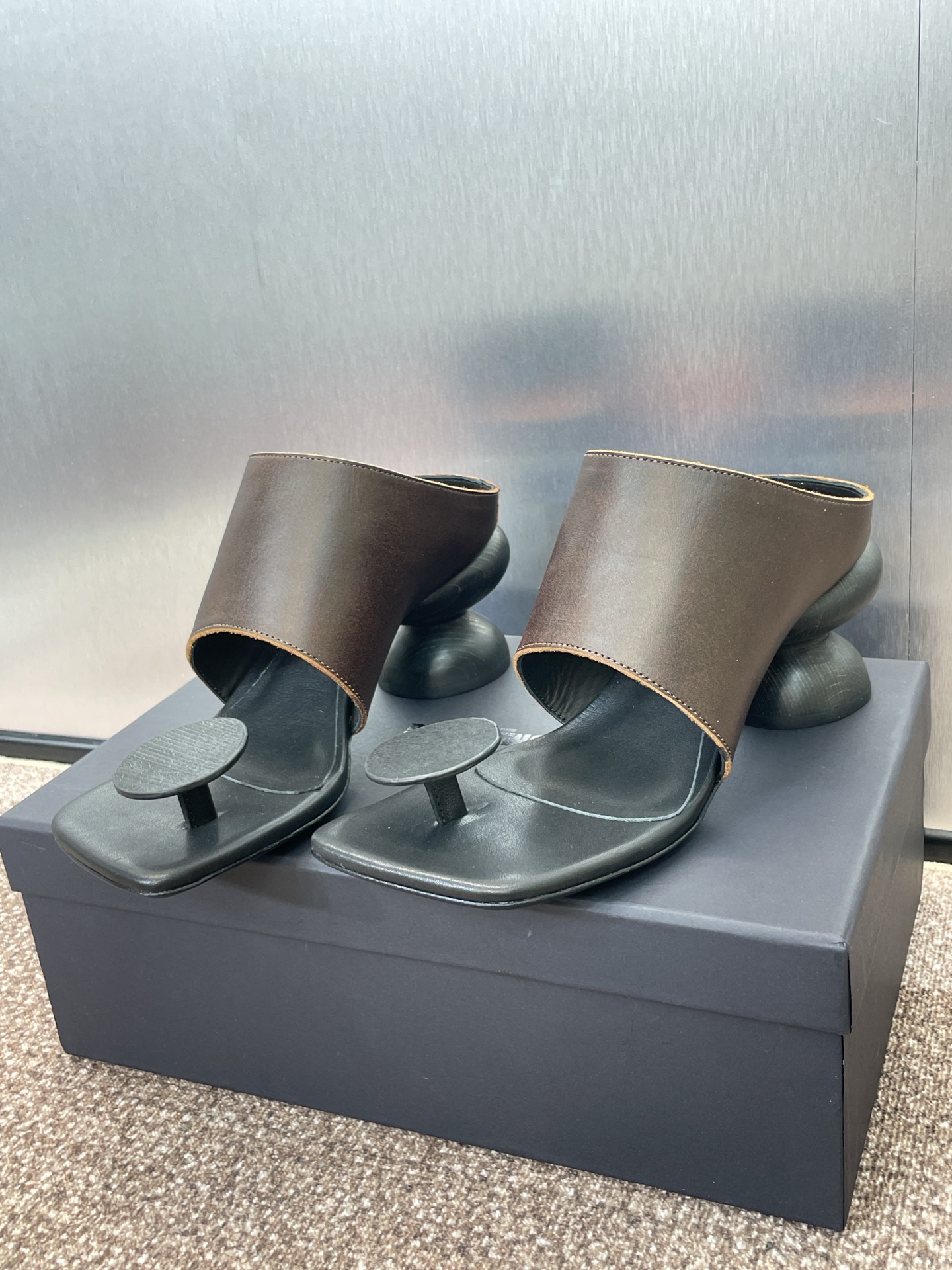 NO:437001,UMA WANG Dance Horse King 2025 Spring and Summer New Goodyear Craftsy Retro Heeled Women's Shoes Celebrity Same Style Square Toe Thick Heeled Lazy Muller Slipper Material: Imported Calfskin + Water-Dyeed Sheepskin Inner + Italian Leather Outsole. Heel height 7CM Size35-42 (40.41.42 Customized, No Return or Exchange), Split Toe Shoes, Slippers, Cowhide, Sheepskin, Leather Soles19860909UMA WANG 舞马王2025春夏新款固特异工艺做旧复古异型跟女鞋 明星同款方头粗跟懒人穆勒凉拖鞋 材质:进口小牛皮+水染羊皮内里+意大利真皮大底. 跟高7CM Size35-42（40.41.42定制不退不换）,分趾鞋,slippers,cowhide,sheepskin,Leather soles,Women's Shoes