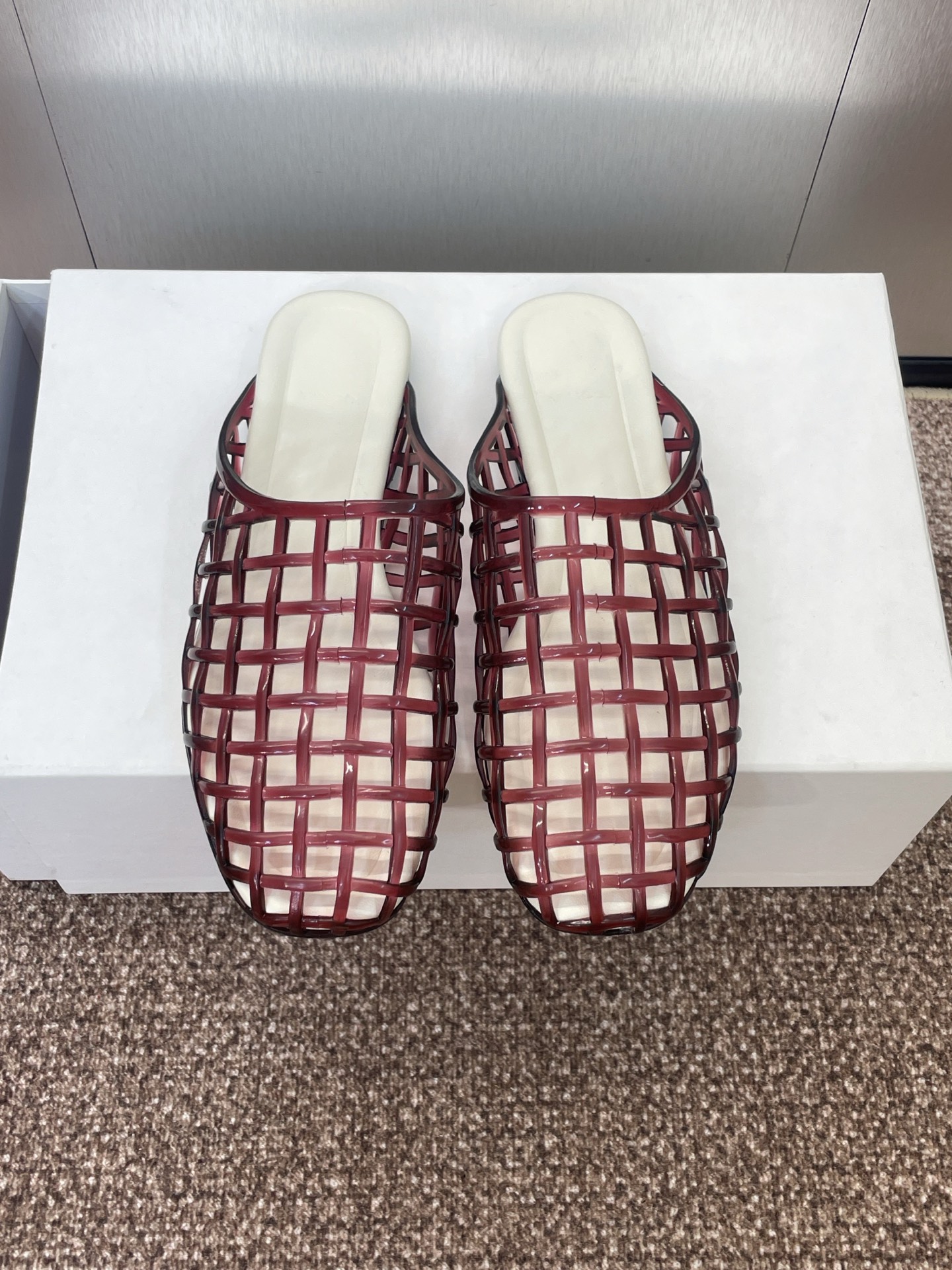 NO:436999,VINCE/Tao style, Crystal/Jelly Sandals, Exclusive first release, Original mold opening, 1:1 manufacturing, many internet celebrities are on the feet, comfortable and versatile in summer!  Undoubtedly!  There is no trace of rubber smell, milky and fragrant. Who doesn’t have a pair of crystal shoes? I can’t remember the age of a child. In summer, I look forward to a pair of 'crystals' shining and crystal clear, as if they were real crystals. There are some colorful 'diamonds' on the shoes to decorate. Which pair of crystal diamonds has a concept of children? I really like some shiny ones ~ It’s not the love planted in childhood, but the ones you prefer have been there, and I have met them repeatedly at different ages. Jelly sandals, I love red the most!  Many sisters think that the jelly sandals are very 'rustic' and the plastic feel is very high-end on the feet. I keep them red and match them with denim. The upper is original open molded rubber surface. The original injection molded leather sole. Size#35-40 (40 custom made without return or exchange), semi-torque, sandals, Leather soles19860909VINCE/走秀款 水晶/果冻凉鞋 独家首发 原版开模 1:1制造 超多网红上脚 夏日舒适百搭！ 爆款无疑！没有一丝橡胶味儿,奶香奶香的 谁还没有双水晶鞋呢 记不清年纪的小朋友时期 夏天很期待有一双“水晶”闪闪亮亮、晶莹剔透,好像是真的水晶,鞋子上还有些彩色“钻石”来装点 小孩子哪对水晶钻石有概念,只确实喜欢些闪闪亮亮的～不是童年种下的喜爱是你偏爱的那些早就在了,于不同的年纪重复遇见.  果冻凉鞋,最爱红色！很多姐妹觉得 果冻凉鞋很“土”,塑料感殊不知上脚很是高级 我自留红色,搭配牛仔 鞋面原版开模橡胶面 大底原版注塑真皮大底 Size#35-40（40定制不退换）,半拖,sandals,Leather soles,Women's Shoes