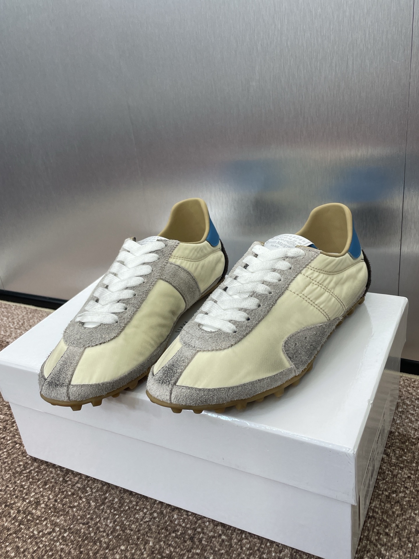 NO:436997,Maison Margiela couples lace-up German-sung casual shoes MM6 Maison Margiela flat-soled round-toe color-blocked retro Forrest Gump shoes Material imported matte cowhide splicing environmentally friendly breathable technology fabric + water dyed sheepskin inner lining + original mold open sole Size: women's size 35-40/men's size 40-45 (45 custom-made without return or exchange), casual shoes/sports shoes, masion margiela,masion margiela,sneakers,cowhide,sheepskin19860909MaisonMargiela 情侣款系带德训休闲鞋 MM6 马吉拉平底圆头拼色复古阿甘鞋 材质进口磨砂牛皮拼接环保透气科技面料+ 水染羊皮内里+原版开模大底 码数:女码35-40/男码40-45（45定制不退换）,休闲鞋/运动鞋,masion margiela,masion margiela,sneakers,cowhide,sheepskin,Women's Shoes