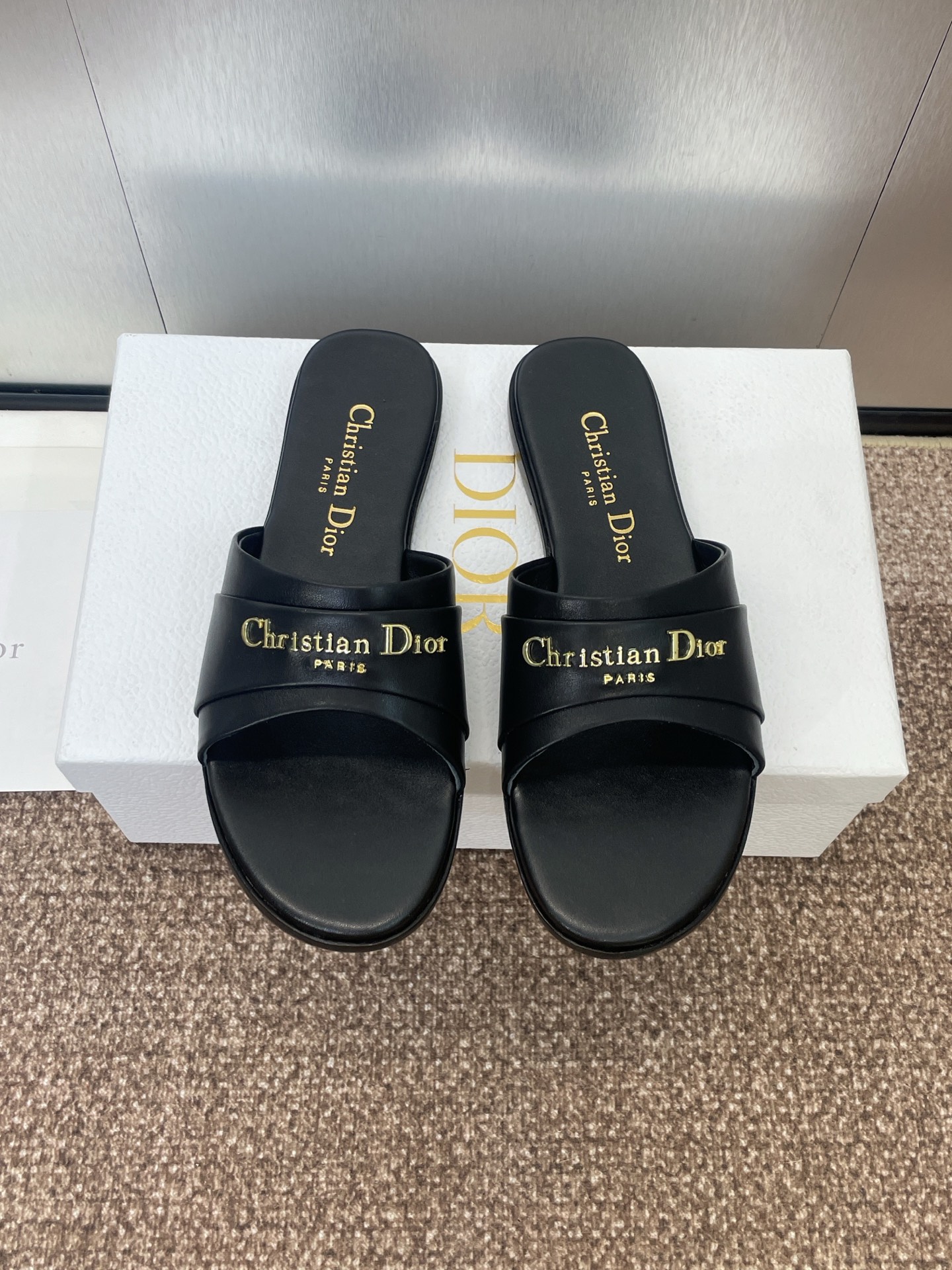 NO:436993,Dior 2025 spring and summer new style My Dior flat women's shoes CD letter logo hardware buckle round-toe fish mouth open-toe sandals Material: imported calfskin upper/environmental breathable technology fabric + water-dyed sheepskin lining + Italian leather outsole + original molded pure copper hardware buckle size35-43 (40.41.42.43 custom made without return or replacement), slippers, dior, dior, slippers, cowhide, sheepskin, Leather soles19860909迪奥 2025 春夏新款 My Dior 平底女鞋 CD字母logo五金扣圆头鱼嘴露趾凉拖鞋 材质:鞋面进口小牛皮/环保透气科技面料+水染羊皮内里+意大利真皮大底+原版开模纯铜五金扣 size35-43(40.41.42.43定做不退不换）,拖鞋,dior,dior,slippers,cowhide,sheepskin,Leather soles,Women's Shoes