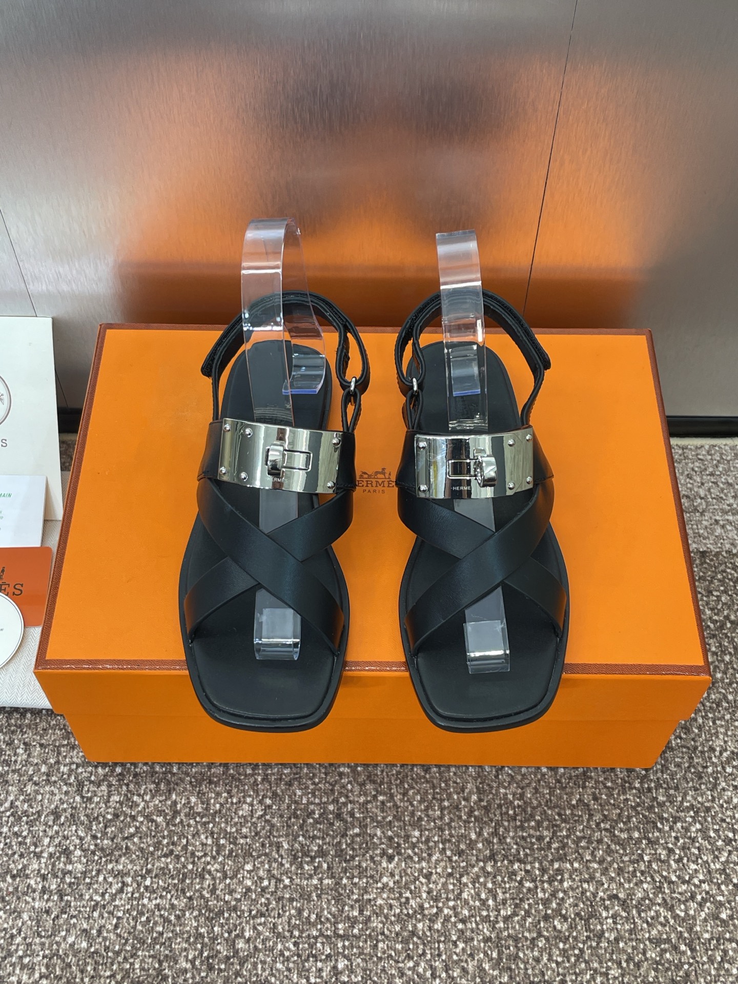 NO:384649,Hermes Hermes 2025 spring and summer new Kelly buckle lnnocente Velcro color collage women's shoes H home flat-soled round-toe Roman style cross-belt sandals Material upper imported calfskin + water dyed sheepskin + Italian leather outsole Size: 35-42 (40.41.42 custom-made without return or exchange), sandals, hermes, hermes, sandals, slippers, cowhide, sheepskin, Leather soles19860909爱马仕 Hermes 2025春夏新款 Kelly扣 lnnocente魔术贴拼色女鞋 H家平底圆头罗马风交叉带凉拖鞋 材质鞋面进口小牛皮 +水染羊皮水里+意大利真皮大底 Size: 35-42（40.41.42定制不退换）,凉鞋,hermes,hermes,sandals,slippers,cowhide,sheepskin,Leather soles,Women's Shoes