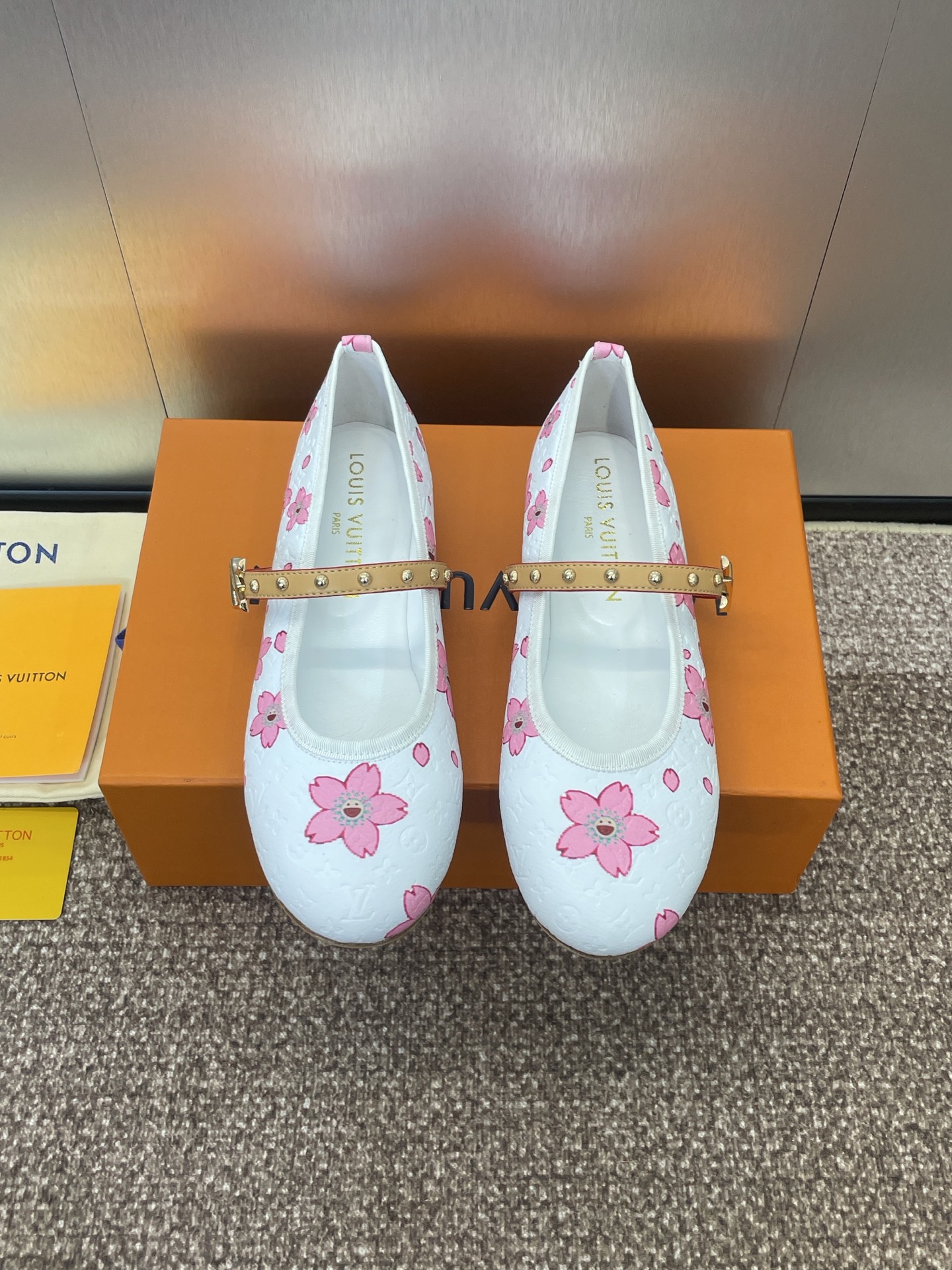 NO:384631,Louis Vuitton Spring and summer new flat ballet doll women's shoes LV romy series letter logo hardware buckle round toe color-blocked women's single shoes Material upper imported calfskin + water dyed sheepskin inner lining + Italian genuine leather soles Size35-41 (40.41 custom-made without return or exchange), ballet shoes, louis vuitton, louis vuitton, cowhide, sheepskin, Leather soles19860909Louis Vuitton 春夏新款平底芭蕾舞娃娃女鞋 LV romy系列字母logo五金扣圆头拼色女单鞋 材质鞋面进口小牛皮+水染羊皮内里+意大利真皮大底 Size35-41（40.41定制不退换）,芭蕾舞鞋,louis vuitton,louis vuitton,cowhide,sheepskin,Leather soles,Women's Shoes