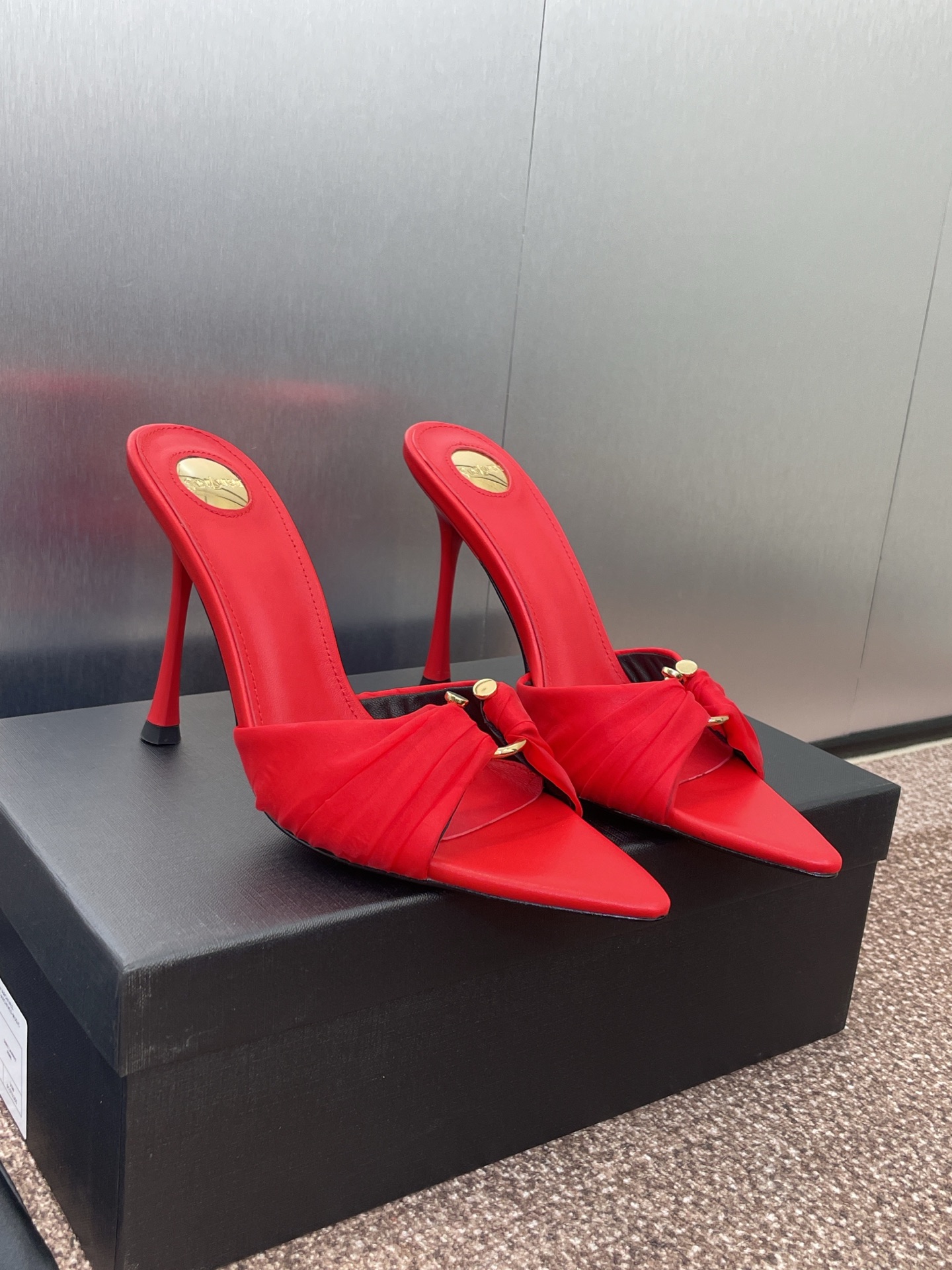 NO:384627,SAINT LAURENT PARIS Saint Laurent 2025 spring and summer new high heels women's shoes YSL letter logo hardware buckle star same round toe thin heel flip-flop open-toe sandals Material: imported upper environmentally friendly breathable mesh + water dyed sheepskin + Italian leather outsole Heel height: 9.5CM Size: 35-42 (40.41.42 custom made without return), high heels sandals, saint laurent, saint laurent, saint laurent, saint laurent, sandals, high heels, slippers, sheepskin, Leather soles19860909SAINT LAURENT PARIS 圣罗兰2025春夏新款高跟女鞋 YSL字母logo五金扣明星同款圆头细跟一字拖露趾凉拖鞋 材质:鞋面进口环保透气网纱+水染羊皮里+意大利真皮大底 跟高:9.5CM Size:35-42(40.41.42订做不退换),高跟鞋凉鞋,saint laurent,saint laurent,saint laurent,sandals,high heels,slippers,sheepskin,Leather soles,Women's Shoes