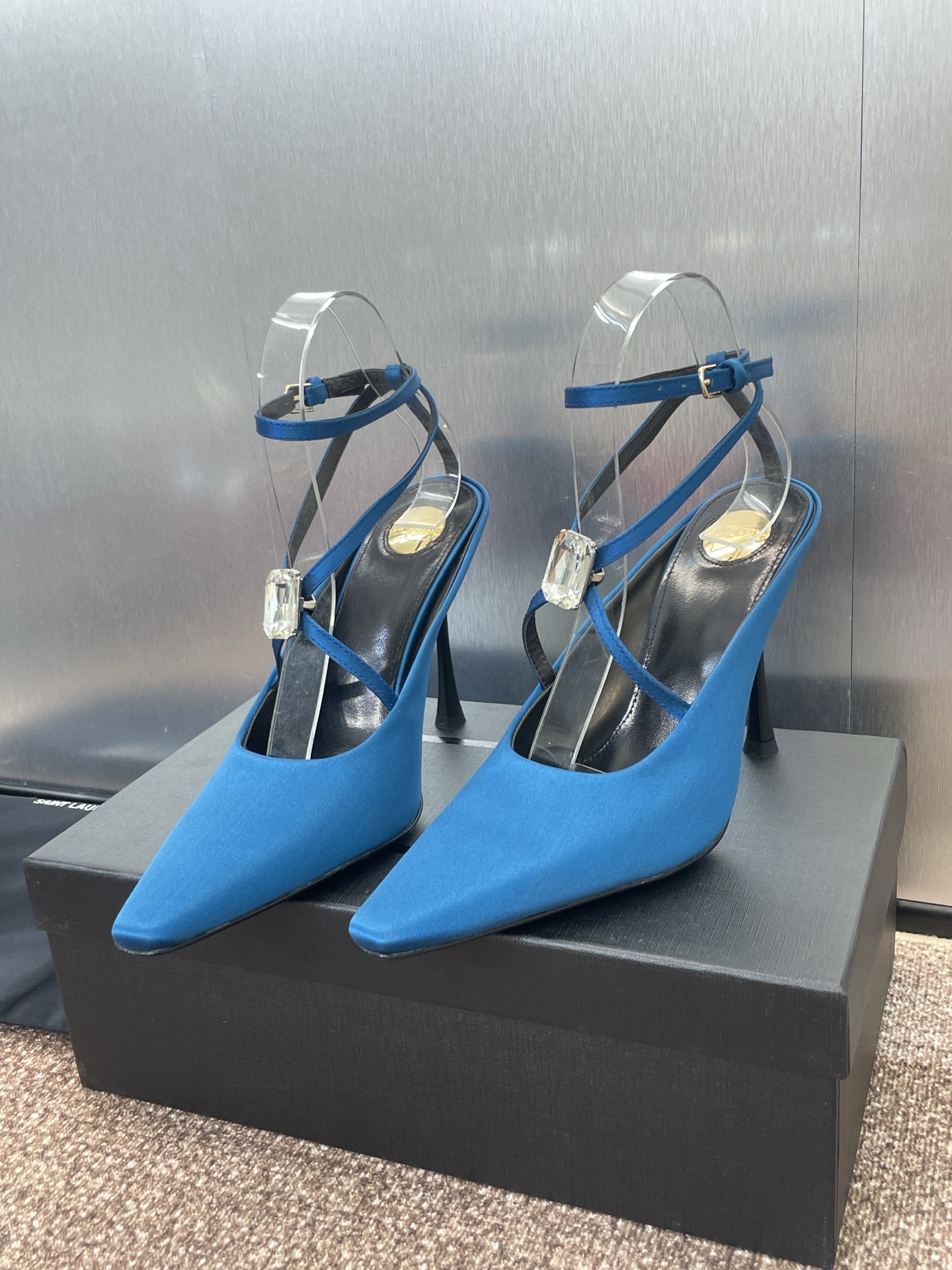 NO:384584,SAINT LAURENT PARIS Saint Laurent 2025 spring and summer new high heels women's shoes YSL letter logo star same rhinestone square head empty sandals Material: imported silk fabric on the upper + water dyed sheepskin + Italian leather outsole Heel height: 9CM Size: 35-41 (40.41 custom made without return), high heels sandals, saint laurent, saint laurent, saint laurent, saint laurent, sandals, high heels, sheepskin, real silk, Leather soles19860909SAINT LAURENT PARIS 圣罗兰2025春夏新款高跟女鞋 YSL字母logo明星同款水钻方头后空凉鞋 材质:鞋面进口真丝面料+水染羊皮里+意大利真皮大底 跟高:9CM Size:35-41(40.41订做不退换),高跟鞋凉鞋,saint laurent,saint laurent,saint laurent,sandals,high heels,sheepskin,real silk,Leather soles,Women's Shoes